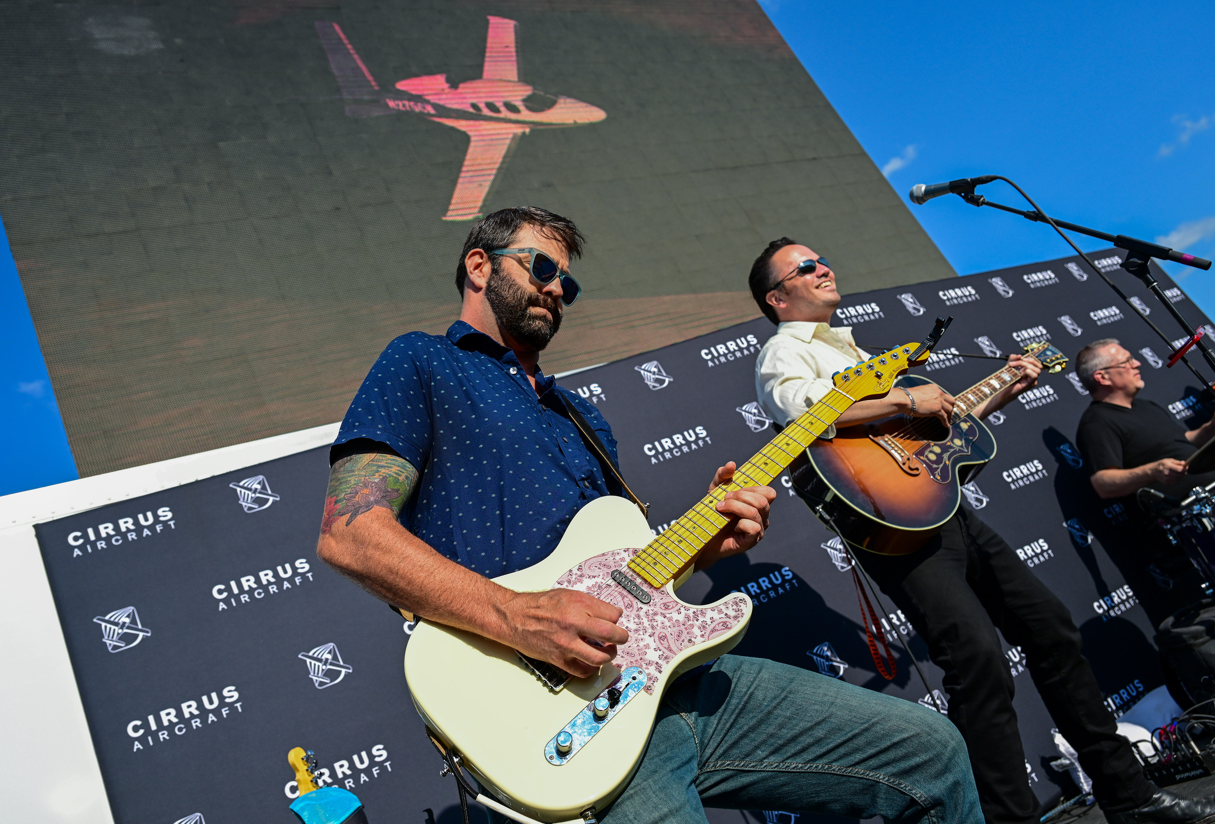 A country music band performs for guests at the Cirrus Aircraft opening reception during EAA AirVenture July 24, 2022. Photo by David Tulis.