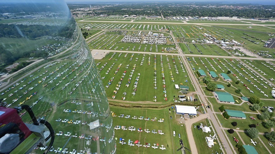 The crowds at EAA AirVenture in Oshkosh, Wisconsin, arrive from all directions. Airports, FBOs, and restaurants situated along popular routes to the show often offer fuel discounts, food, and other perks. Photo by David Tulis.