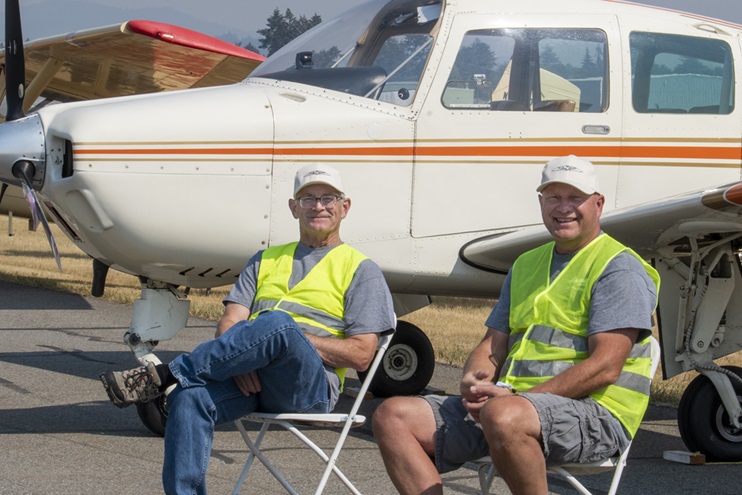 Pilots take a break from volunteering on the flight line at an AOPA Hangout. Photo by Niki Britton.