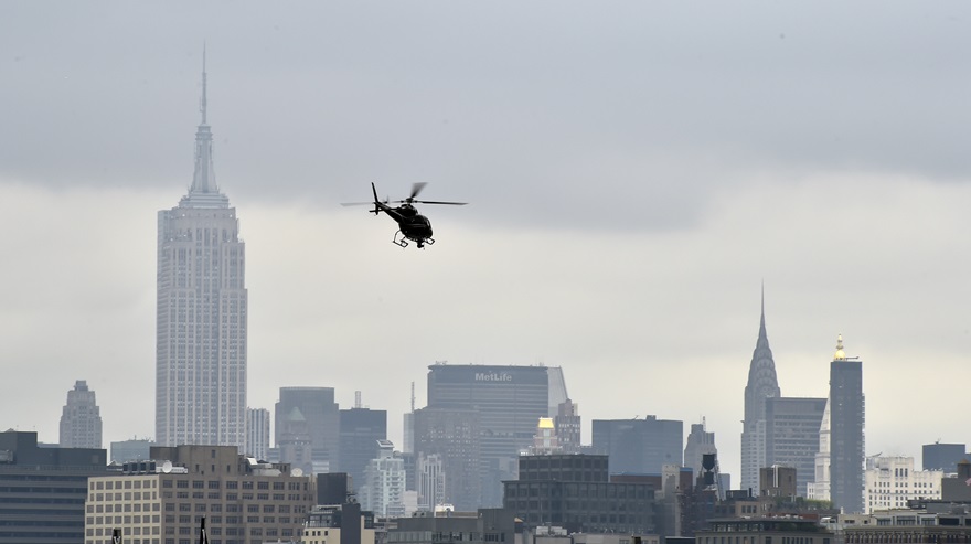 A helicopter approaches the Manhattan heliport targeted by New York lawmakers seeking to mitigate noise, a bill that AOPA and other advocates urged Gov. Kathy Hochul to veto. Photo by David Tulis.