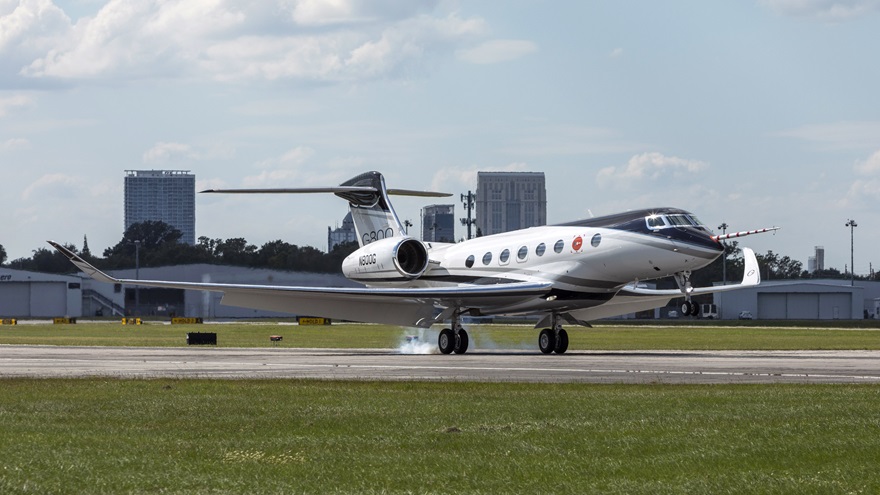 Gulfstream's G800 landed in Orlando, Florida, for display during the National Business Aviation Association convention. Photo courtesy of Gulfstream Aerospace Corp.