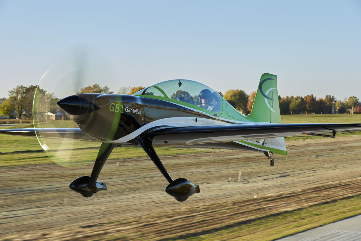 Unlimited aerobat lands first US dealer AOPA