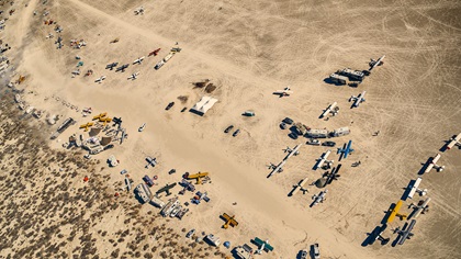 The lakebed is crowded but not chaotic, thanks to a cooperative spirit and volunteers who keep pilots apprised over radios. Photo by Mike Fizer.