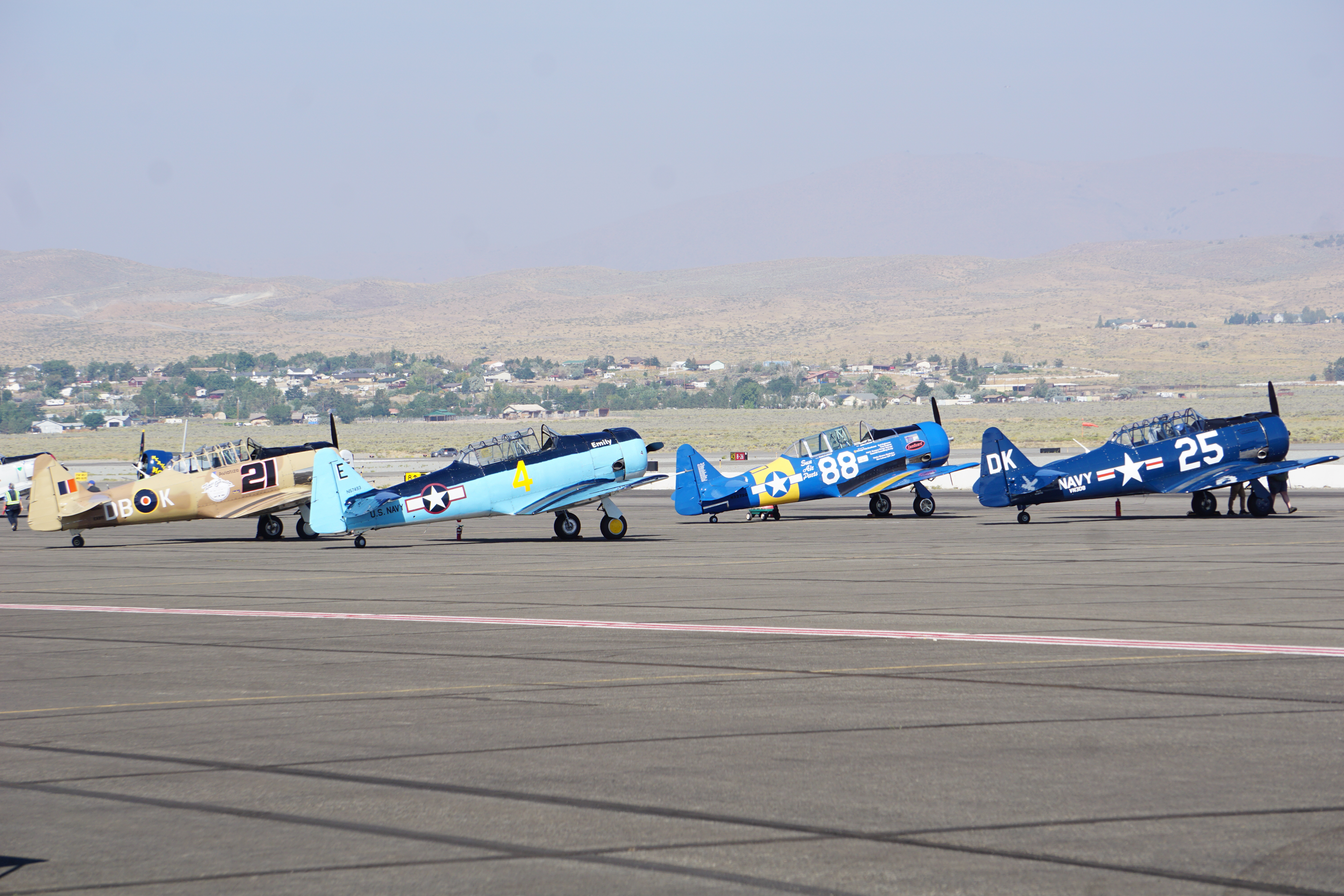 A group of North American T–6 Texans and Canadian Car and Foundry Harvards line up before their race. Photo by Cayla McLeod Hunt.