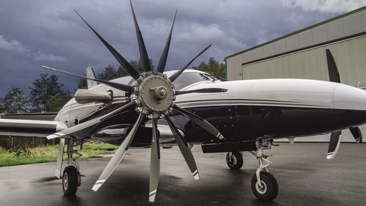 11-blade propeller takes flight - AOPA