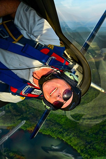 'AOPA Pilot' Editor at Large Dave Hirschman takes a turn. Photo by David Tulis.