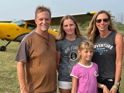 Dad Pat Anderson; daughter Sidney Anderson, 14; younger sister Caroline Anderson; and mom Carolina Anderson. Photo by Alyssa Cobb.