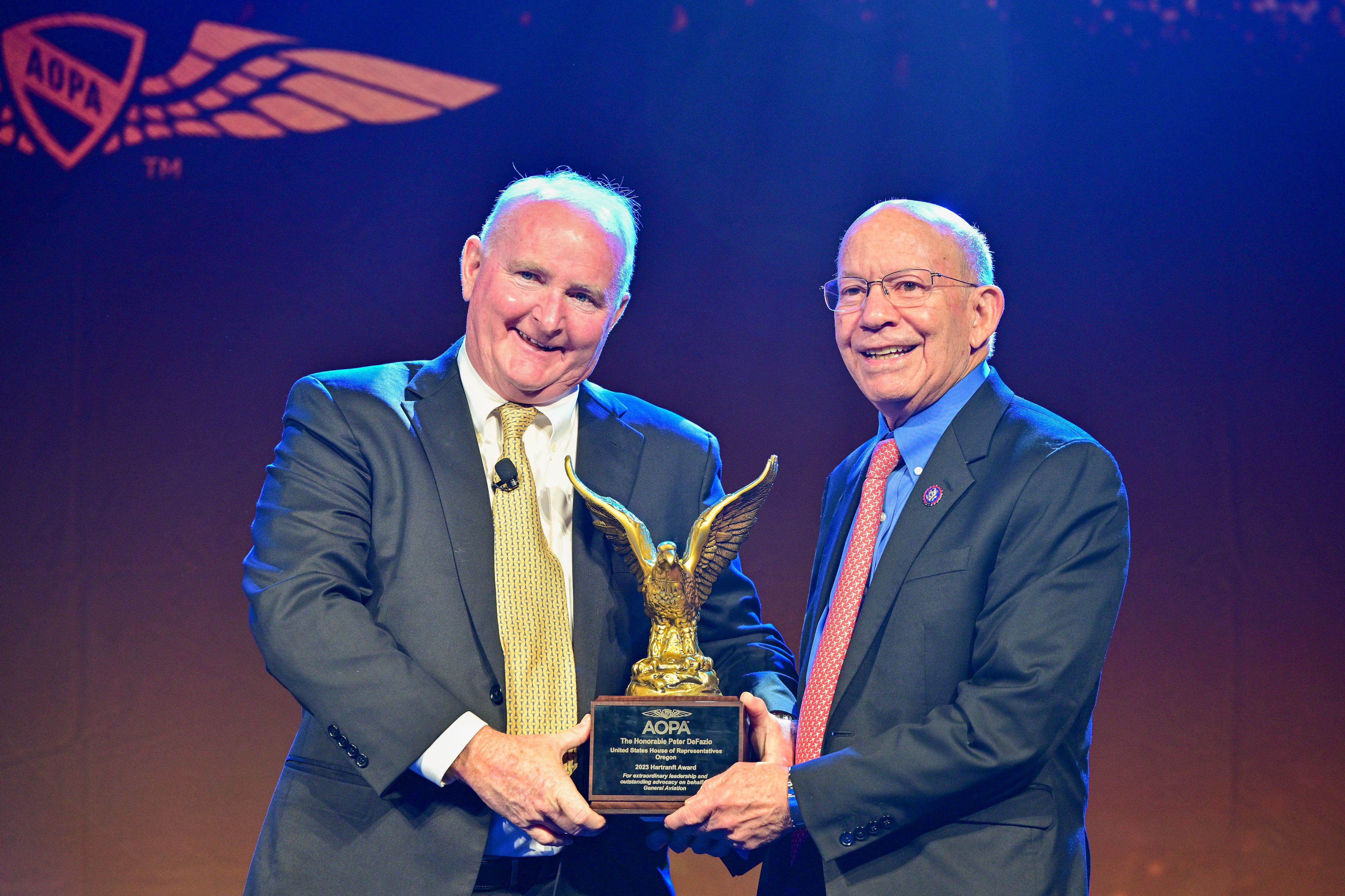 Hartranft Award winner Peter DeFazio accepts the award from AOPA President Mark Baker. Photo by David Tulis.