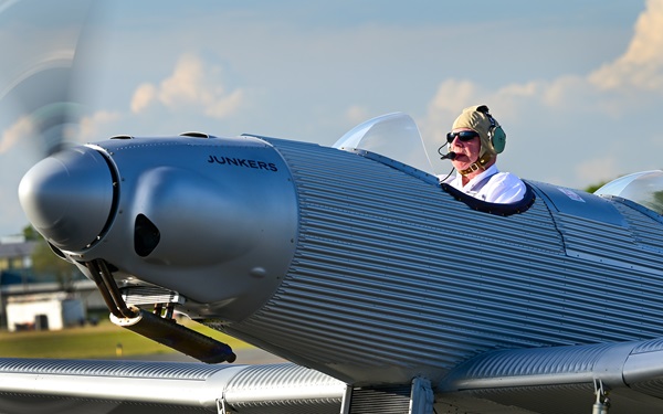 'AOPA Pilot' Editor at Large Tom Horne taxis the Junkers A50 Junior light sport aircraft. Photo by David Tulis.