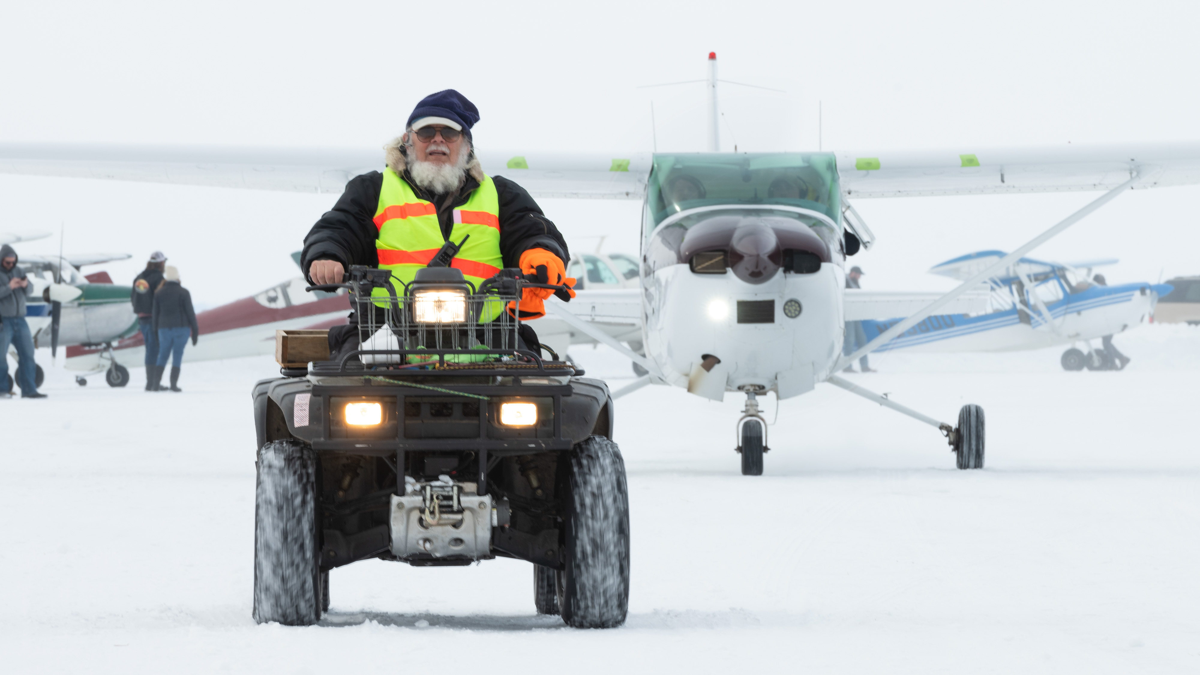 Volunteers help keep things organized. Photo by Leonardo Correa Luna.