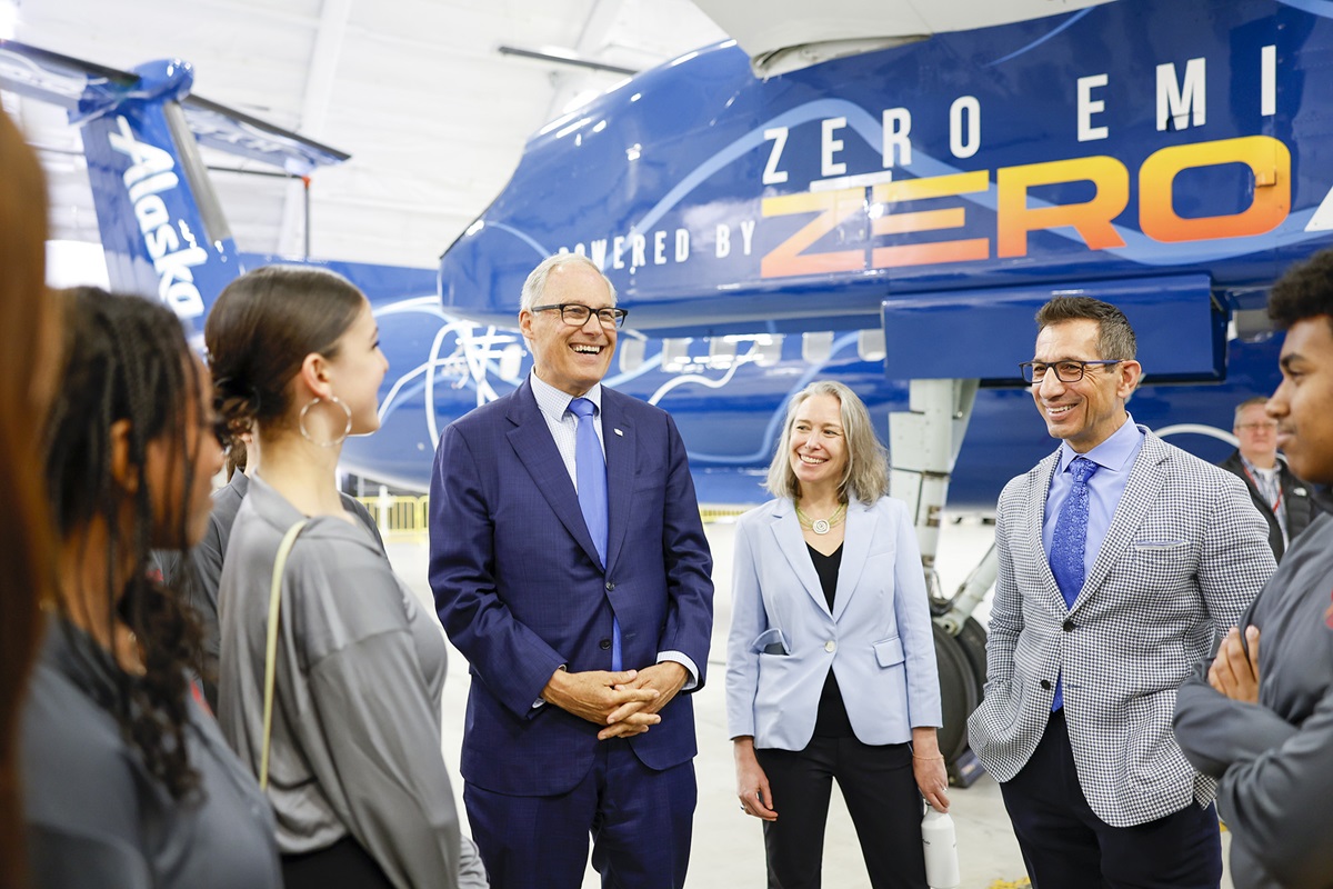Washington state Governor Jay Inslee, left, talks with Alaska Airlines Senior Vice President of Public Affairs and Sustainability Diana Birkett Rakow, middle, and CEO Ben Minucucci, right, with Raisbeck Aviation High School students following Alaska Airlines’ donation of a Q400 to ZeroAvia for development of hydrogen propulsion technology at Snohomish County Airport (Paine Field) in Everett, Washington. Photo by Joe Nicholson-Alaska Airlines.
