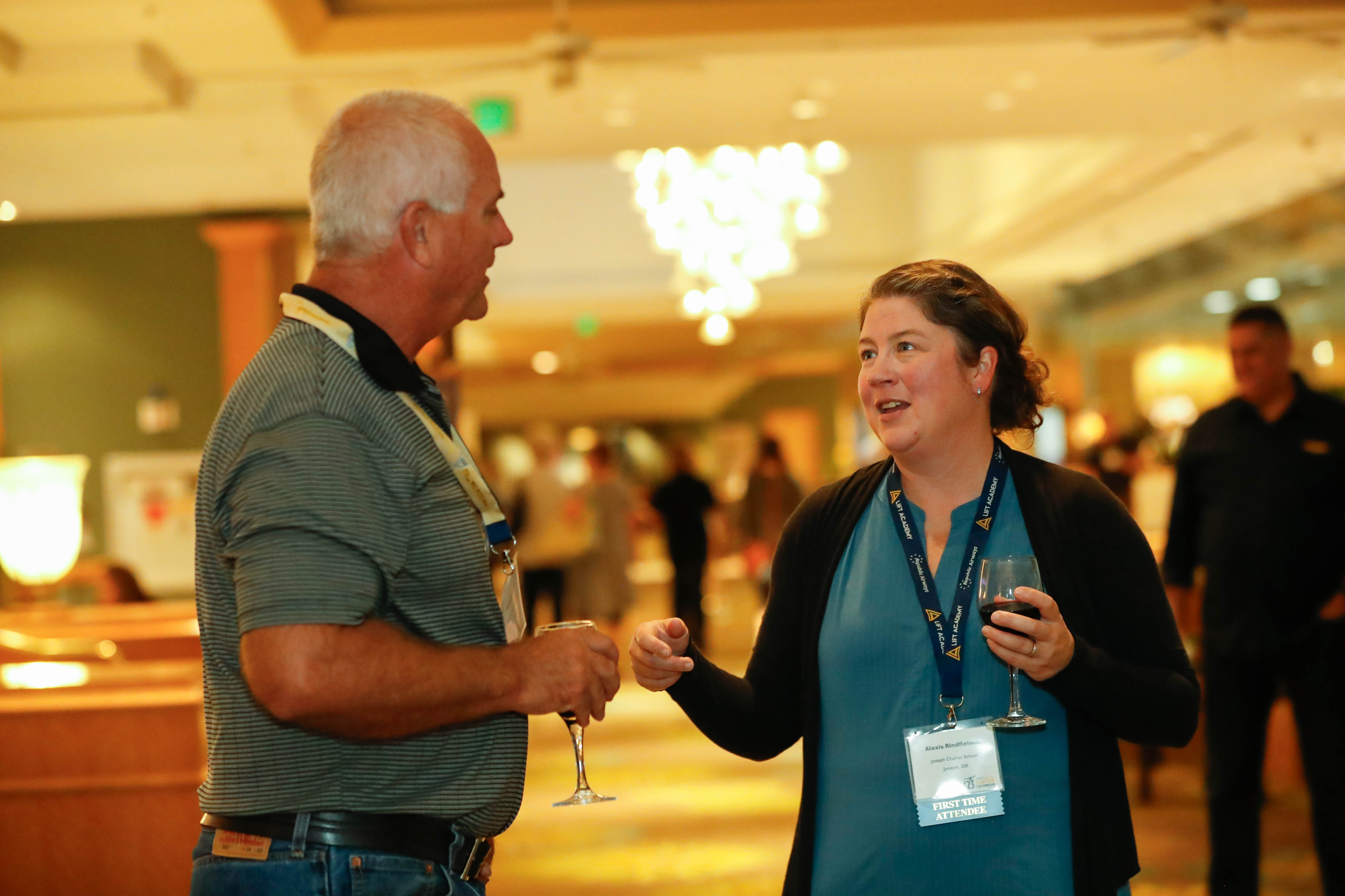 Alexis Rindfleisch from Joseph Charter School in Joseph, Oregon, chats with George Anderson from Sebastian River High School in Sebastian, Florida, during a networking hour. Photo by Rebecca Boone.