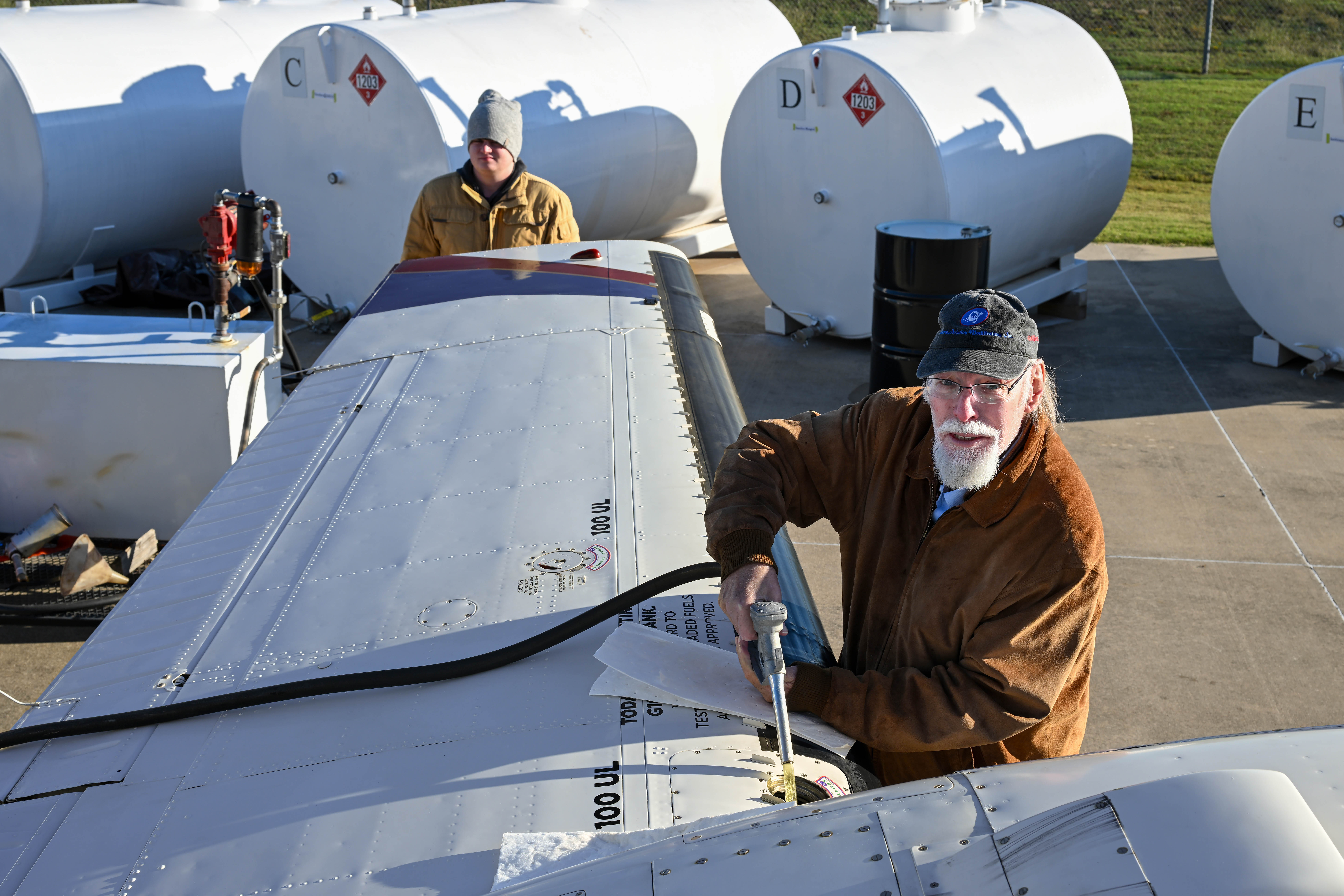 GAMI co-founder George Braly fuels a multiengine Beechcraft Baron C-55 with GAMI G100UL unleaded aviation fuel in Ada, Oklahoma, on October 31. Photo by David Tulis.