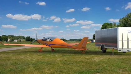 The Elektra Trainer and its solar trailer. Image courtesy of Elektra Solar.