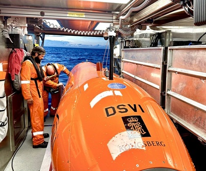 Deep water sonar—nicknamed ‘Miss Millie’—on the surface preparing for launch. Each dive lasts approximately 36 hours during which time the system searches completely independently and only returns to the surface when a battery swap is needed. Photo courtesy of PRNewsfoto/Deep Sea Vision.