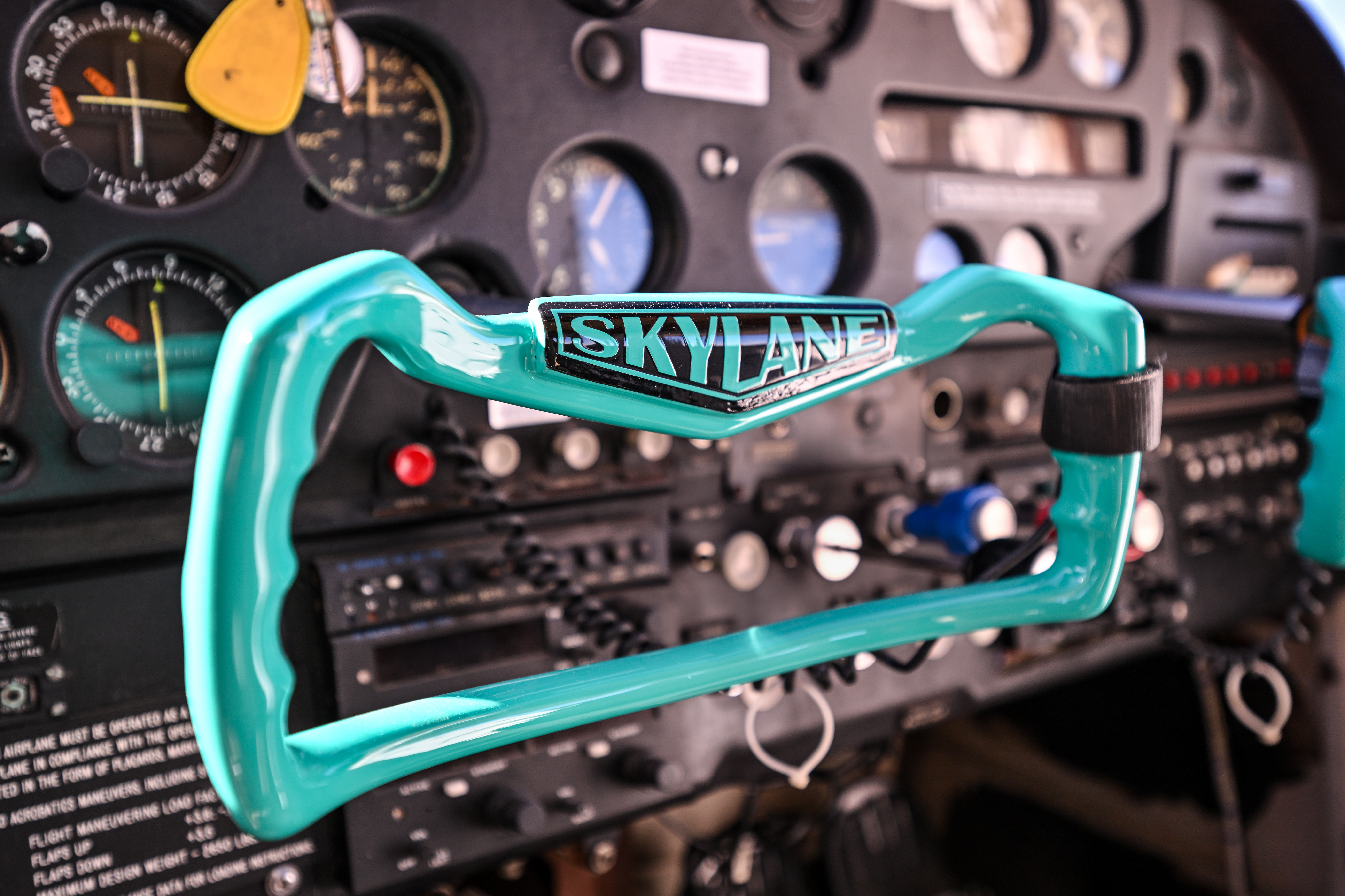 The AOPA Sweepstakes Cessna 182 Skylane has a yoke that matches the retro-throwback paint scheme. Photo by David Tulis.