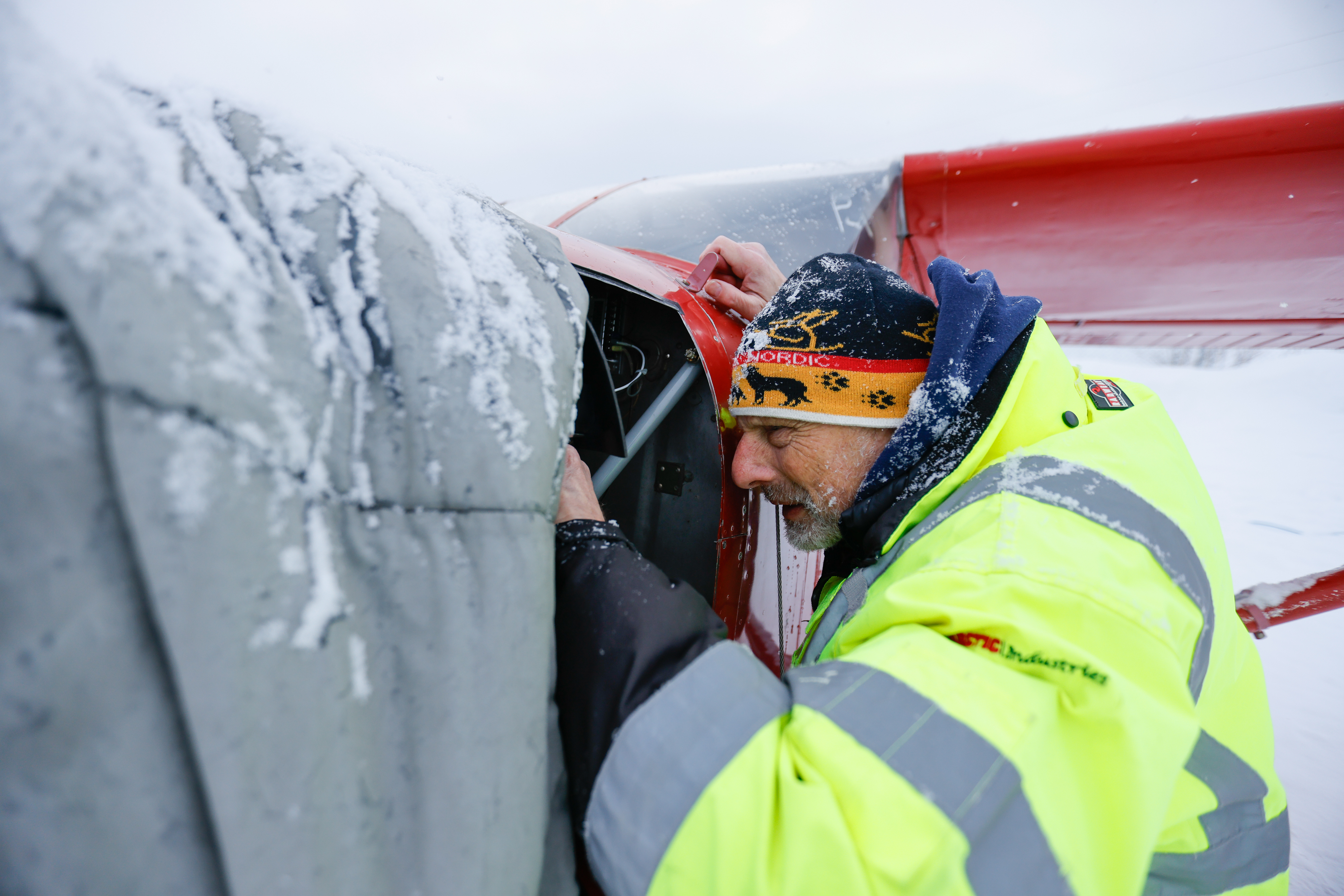 Iditarod volunteer pilot Ed Kornfield of Anchorage flies his Cessna 180 on one of the first sets of straight skis created for the versatile model. Photo by Chris Rose.