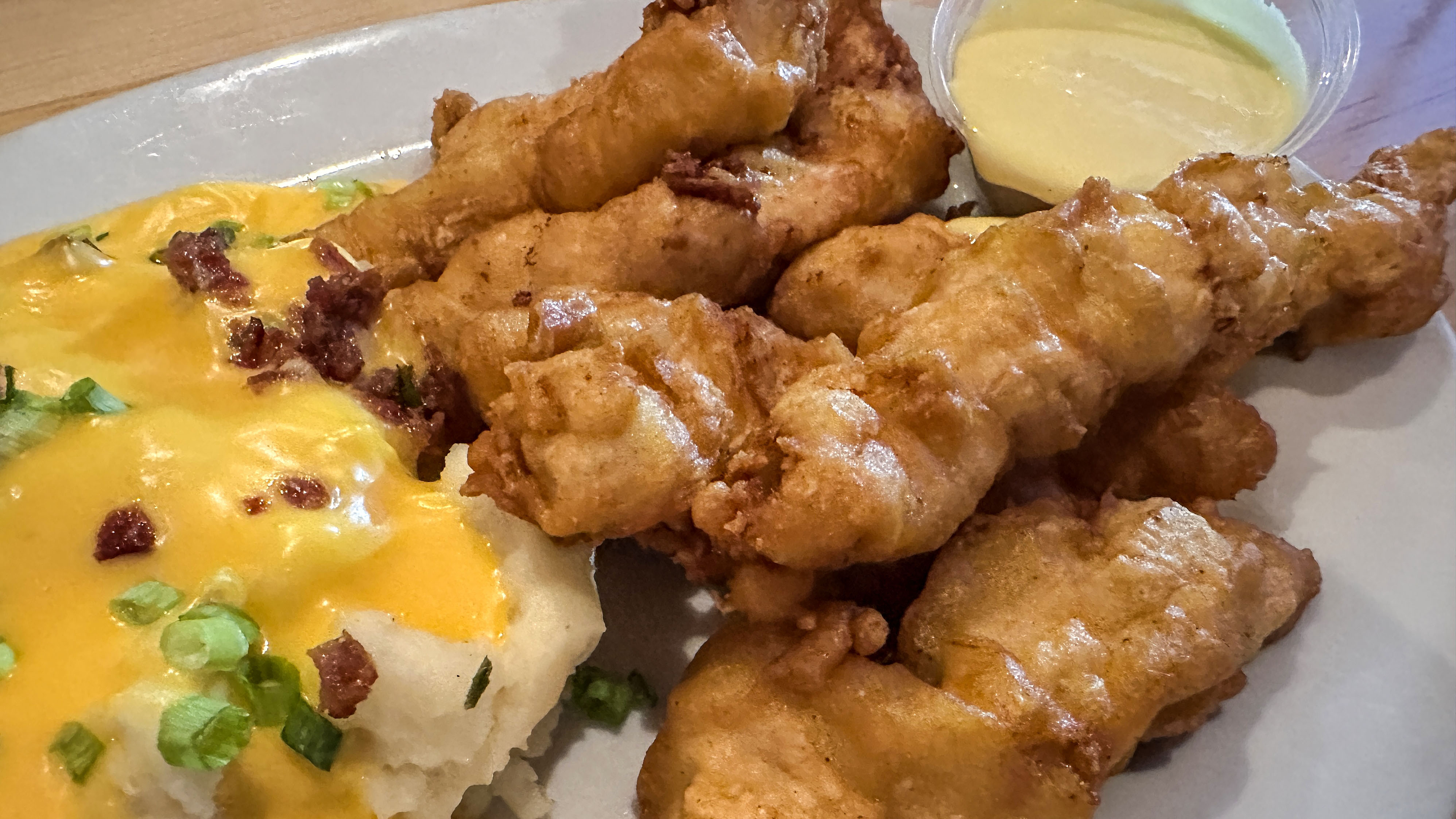 Chicken fingers and loaded mashed potatoes are recommended at Pilot Pete's restaurant and bar at Chicago's Schaumburg Regional Airport, an overnight stop en route from Maryland to EAA AirVenture in Oshkosh, Wisconsin, July 21, 2023. Photo by David Tulis.