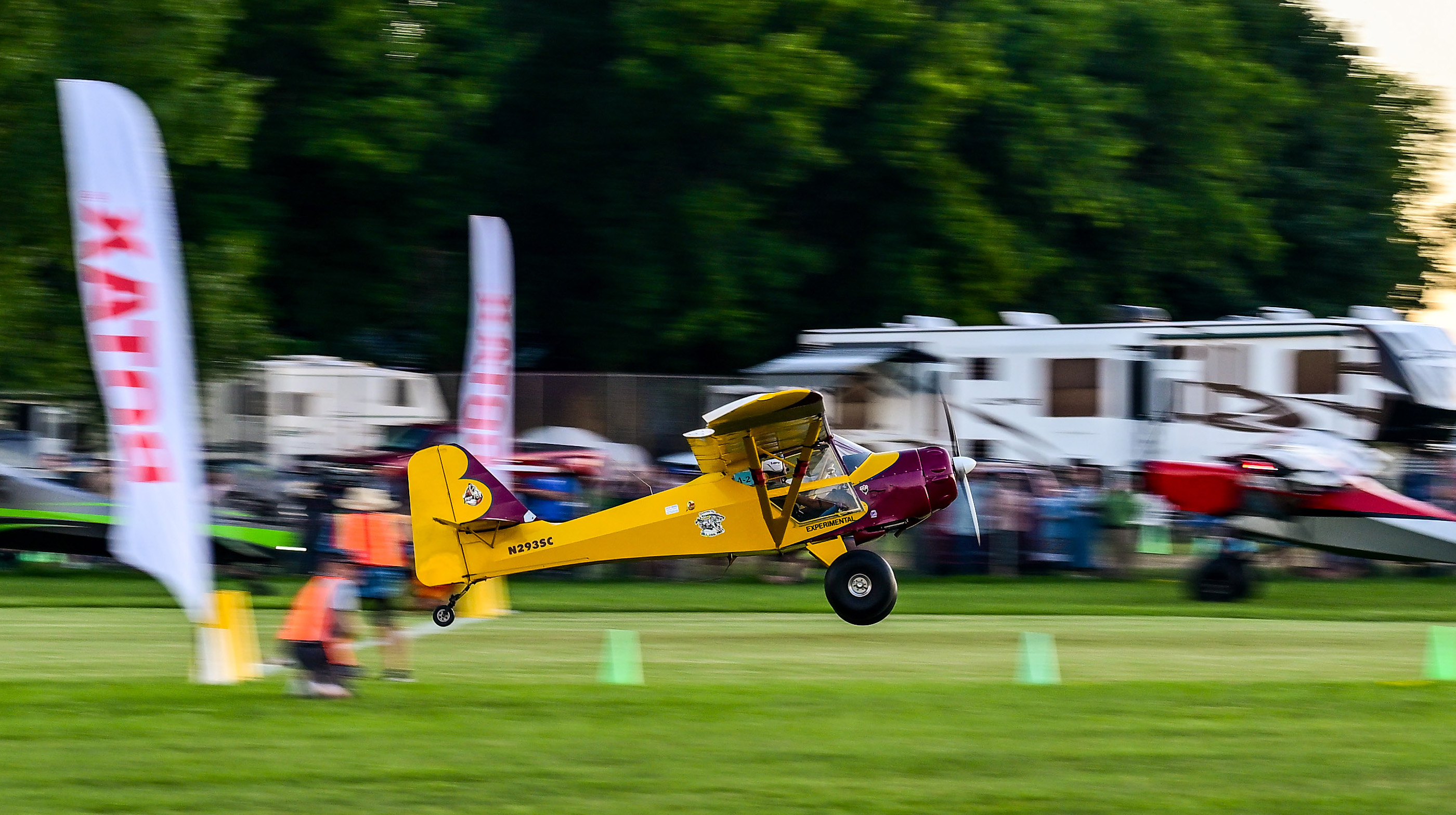 Short takeoff and landing pilots perform during a STOL demonstration at EAA AirVenture in Oshkosh, Wisconsin, July 28, 2022. Photo by David Tulis.