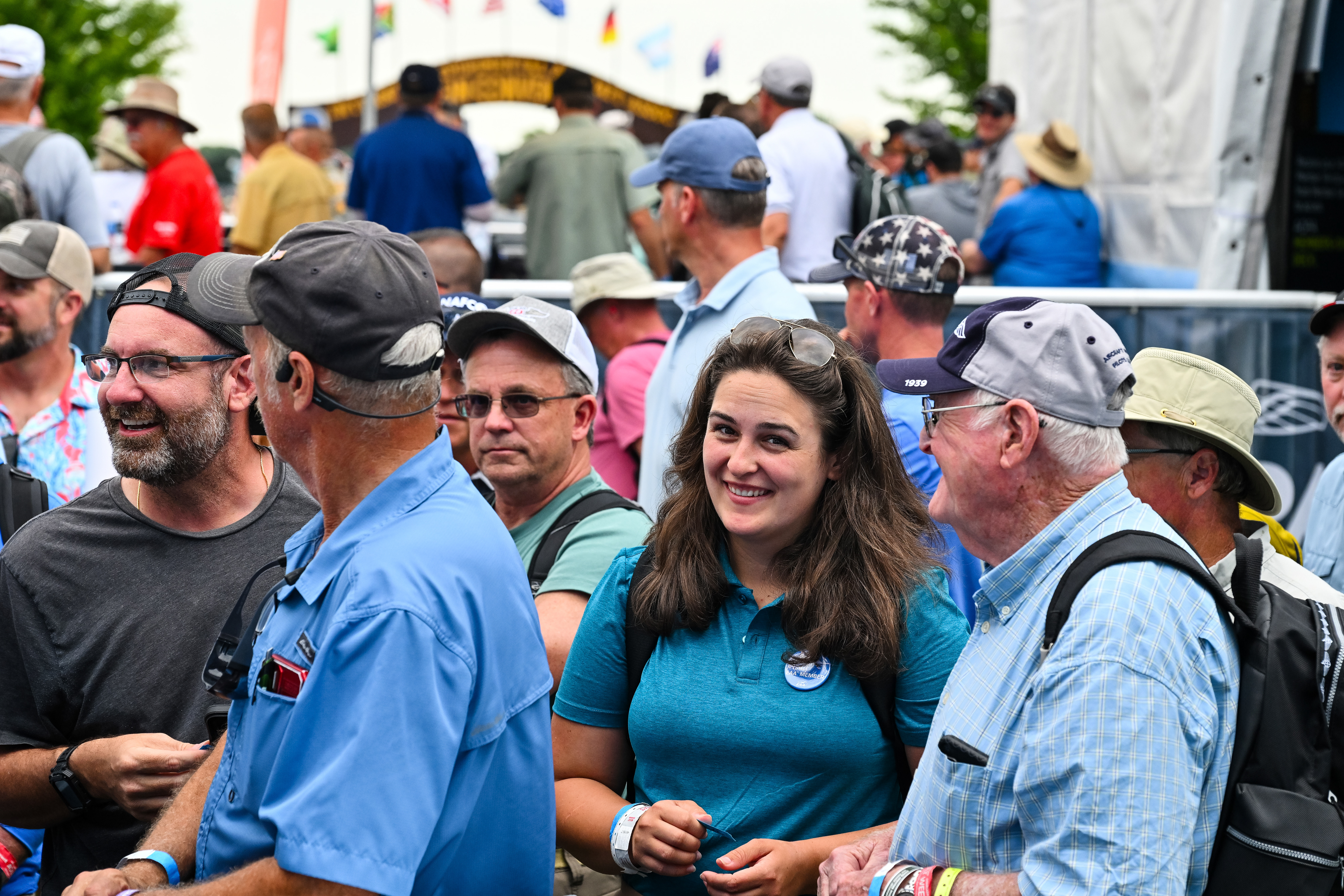 AOPA members enjoy a happy hour. Photo by David Tulis.