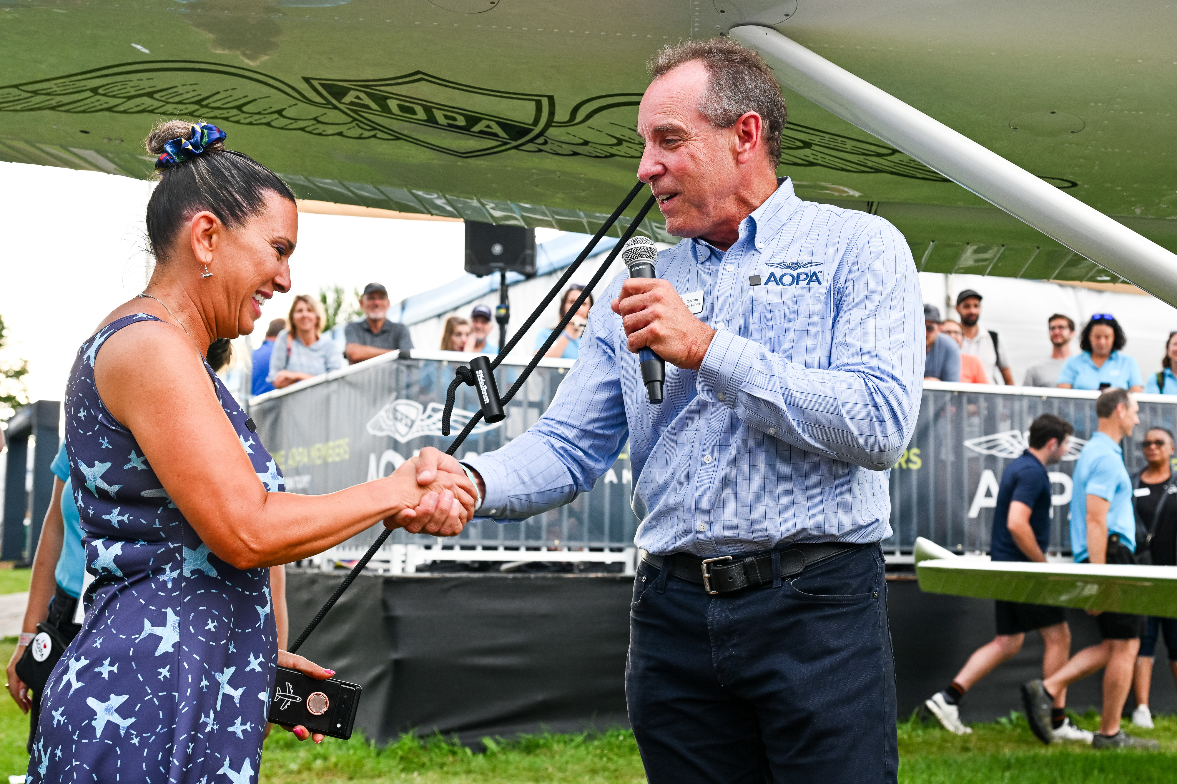 Jennifer Hortman accepts congratulations from AOPA President Darren Pleasance. Photo by David Tulis.