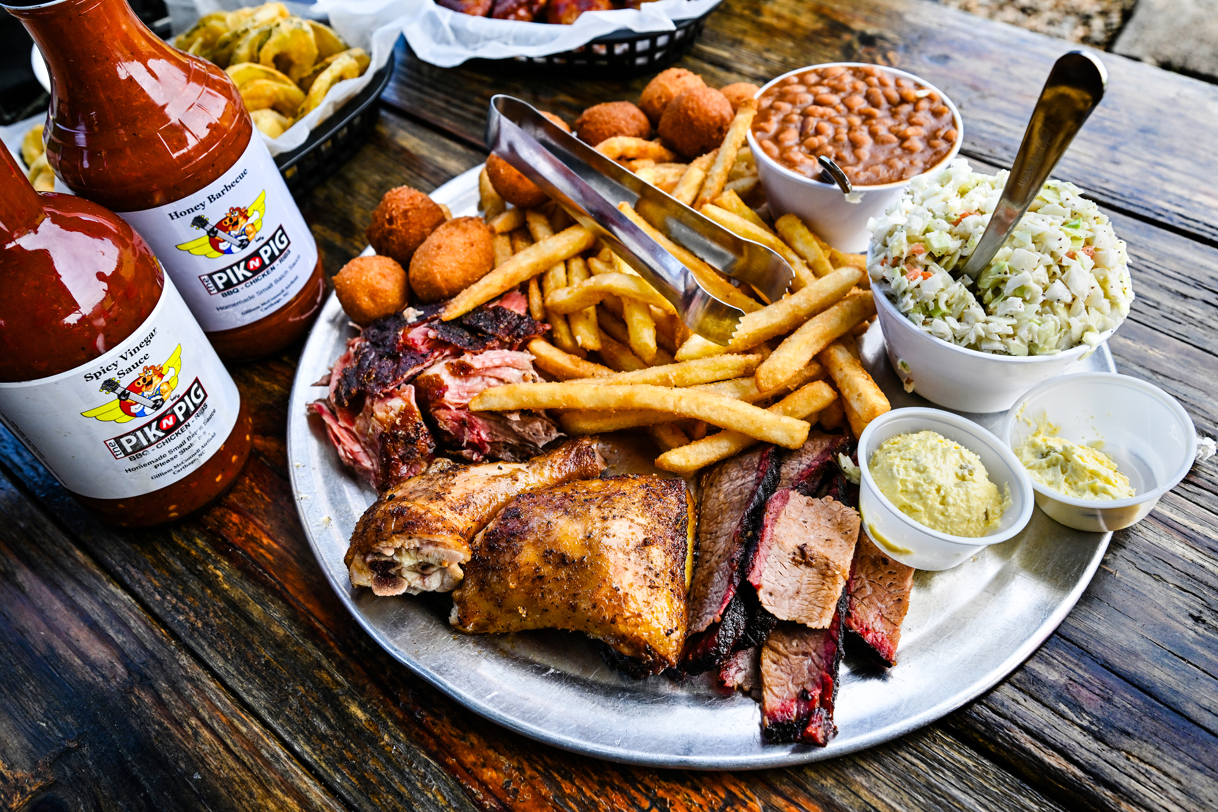 A combination platter at the Pik ’n Pig awaits pilots who can fly through North Carolina’s Piedmont region for a variety of styles while visiting in Carthage, North Carolina, August 20-23, 2024. Photo by David Tulis.
