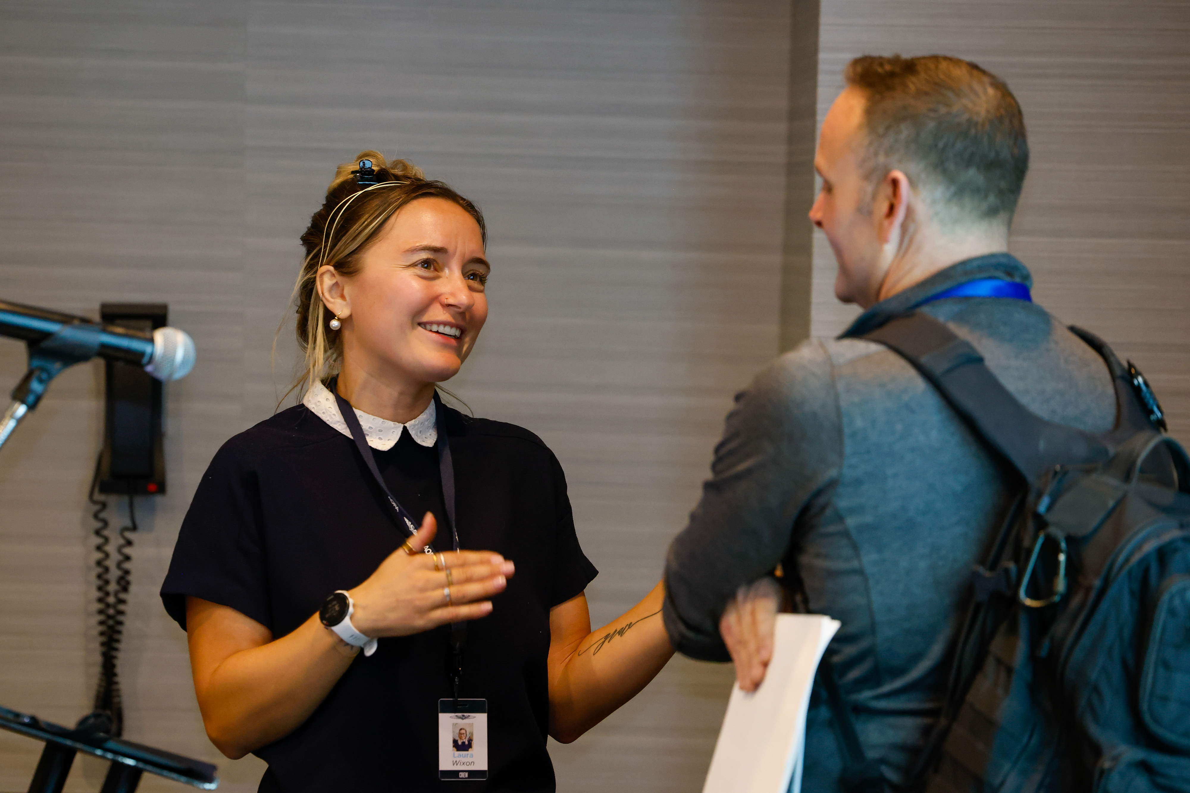 AOPA Senior Manager of Curriculum Development Laura Wixon chats with an attendee. Photo by Chris Rose.