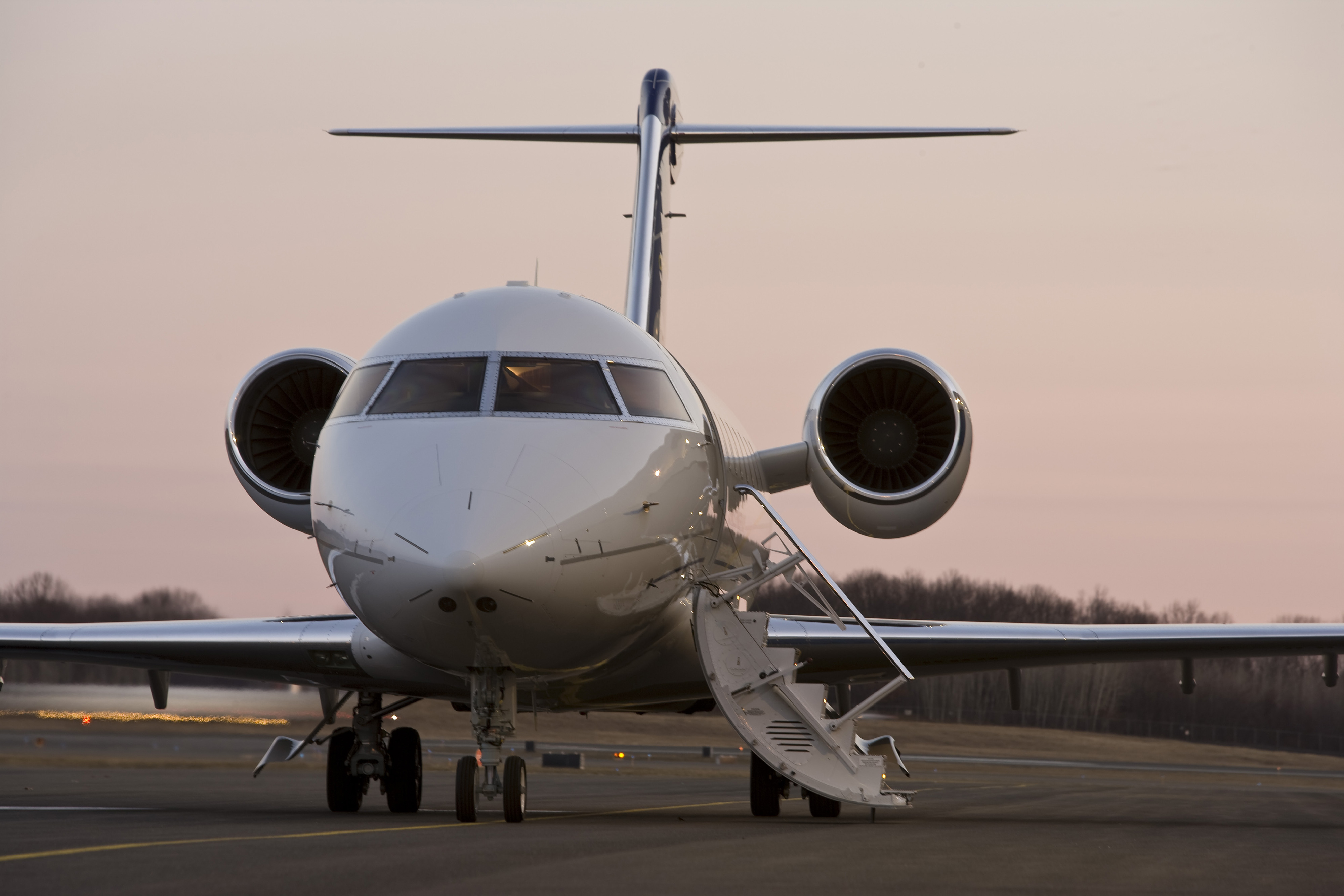 The Challenger 600 series, developed by Canadair in the late 1970s from a Bill Lear concept dubbed LearStar, was conceived as a scaled-down version of a twin-engine airliner. It was the first business jet with a stand-up cabin and a supercritical wing that reduces drag at transonic speeds. The wing is also susceptible to loss of lift resulting from contamination. Photo by Mike Fizer.