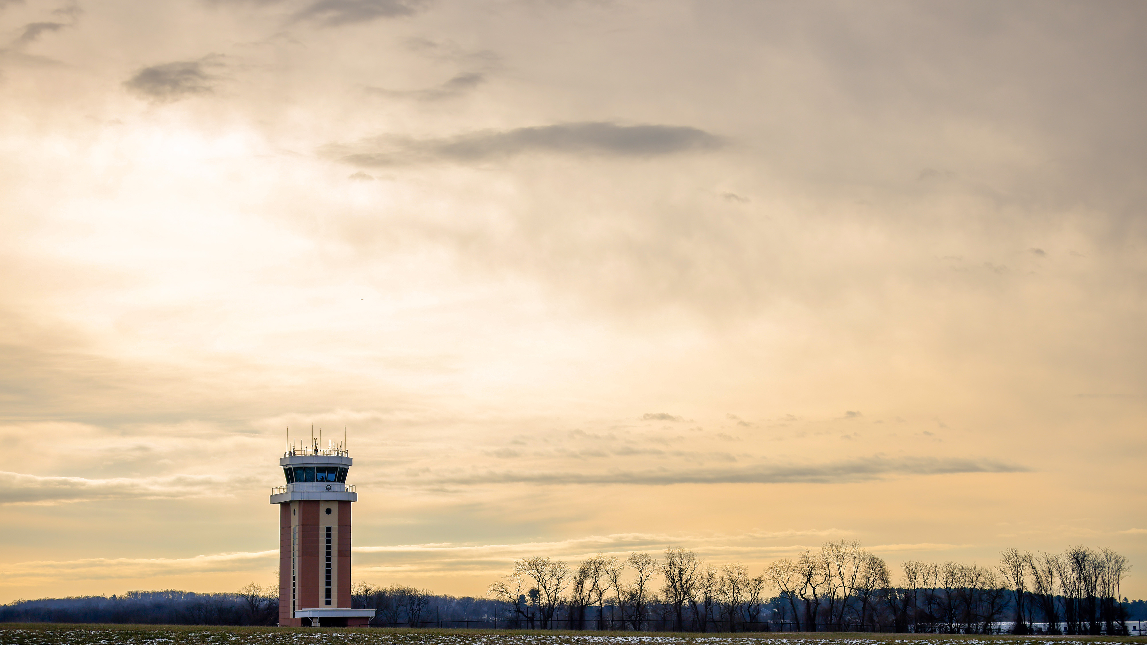 AOPA backs bill to equip all contract towers with ADS-B