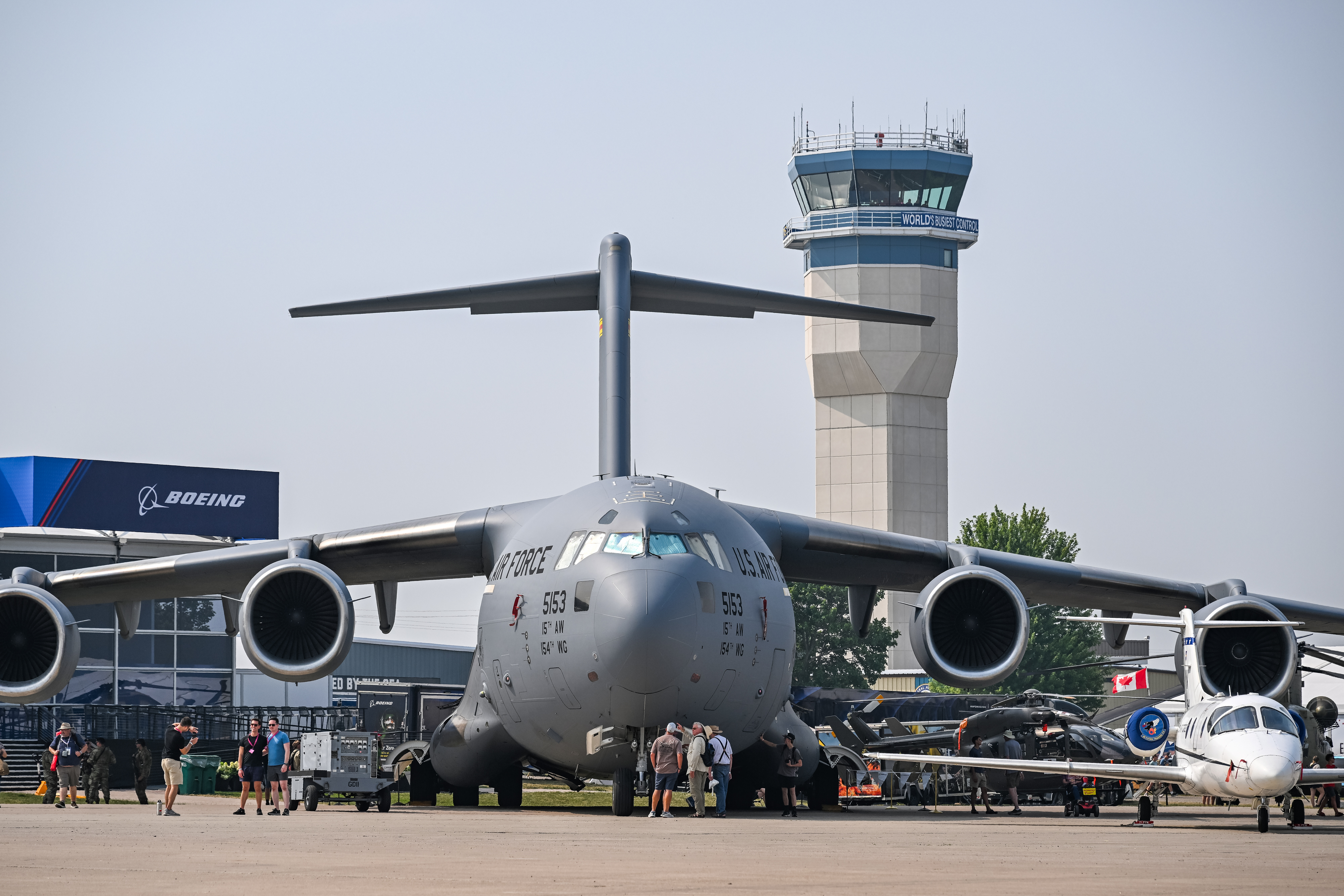 A U.S. Air Force Boeing C-17 strategic and tactical transport aircraft on Boeing Plaza dwarfs attendees and other aircraft. Photo by David Tulis.