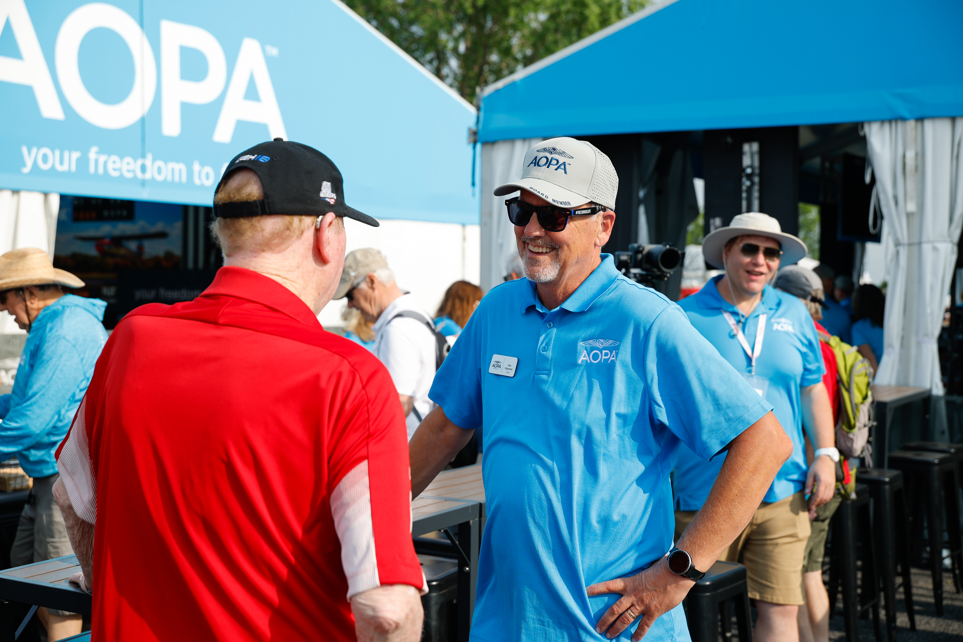 AOPA Trustee Dale Klapmeier laughs with a member. Photo by Chris Rose.