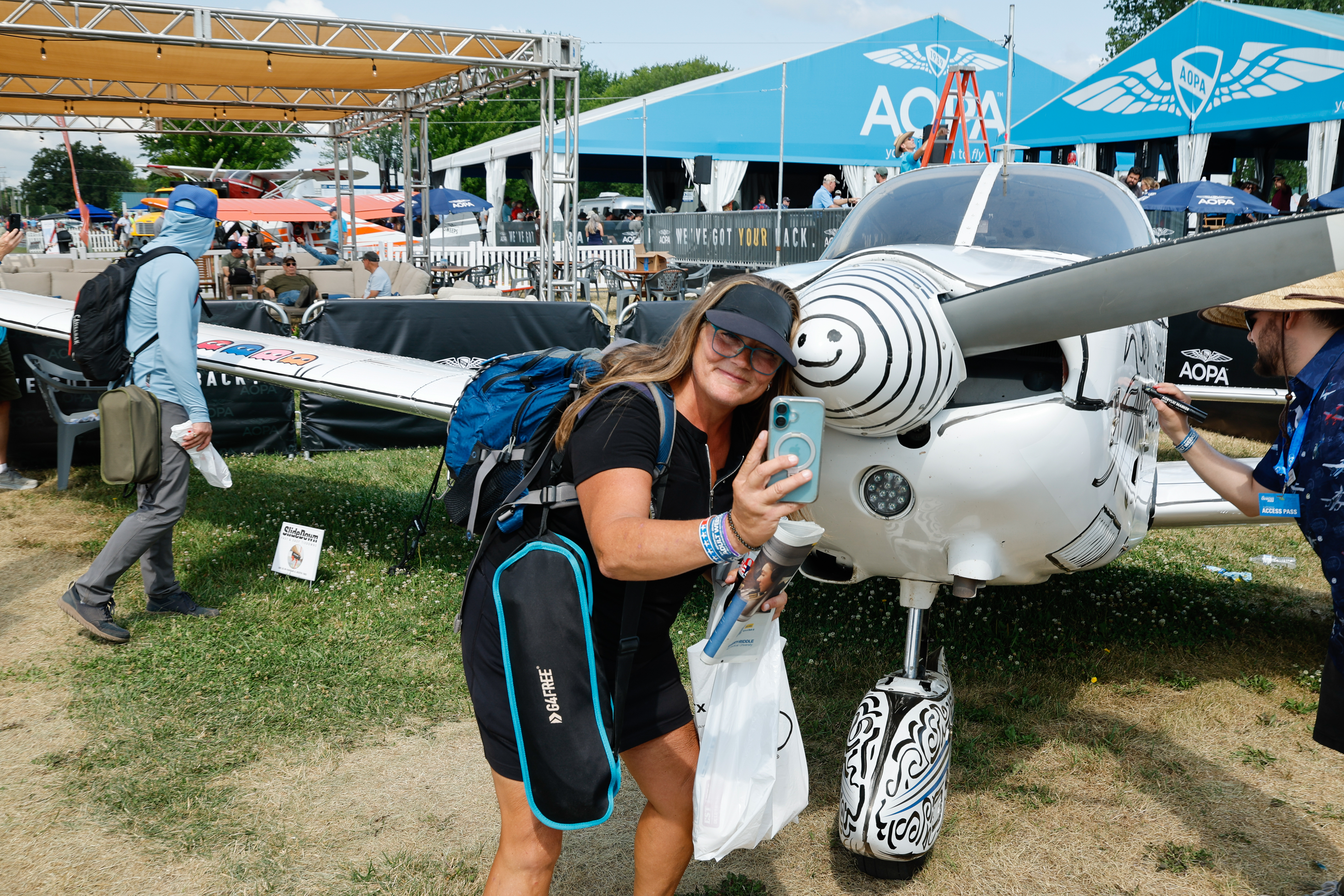 An attendee takes a selfie with the AOPA Sweepstakes Piper Archer. Photo by Chris Rose.
