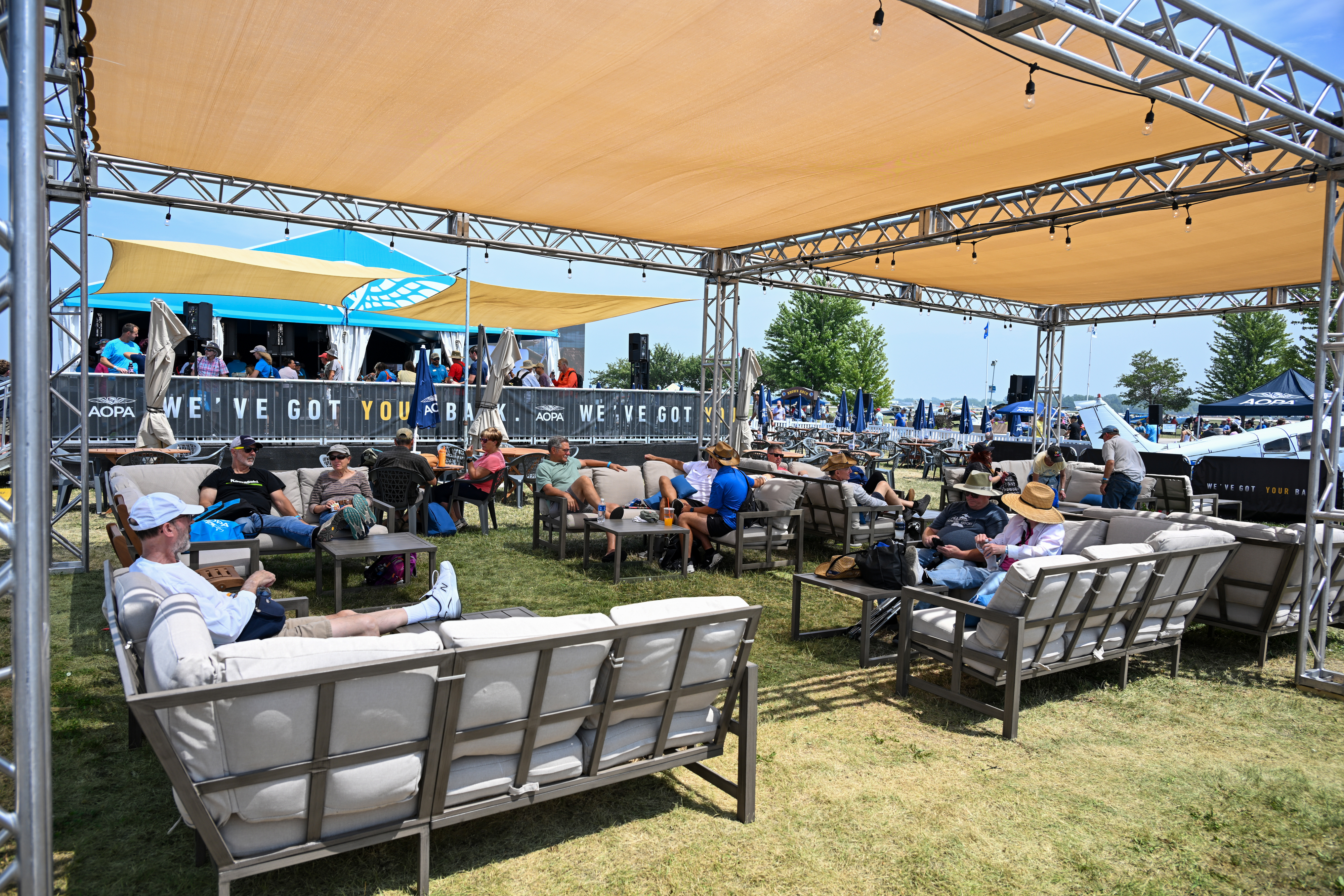 Attendees enjoy the AOPA Backyard. Photo by David Tulis.