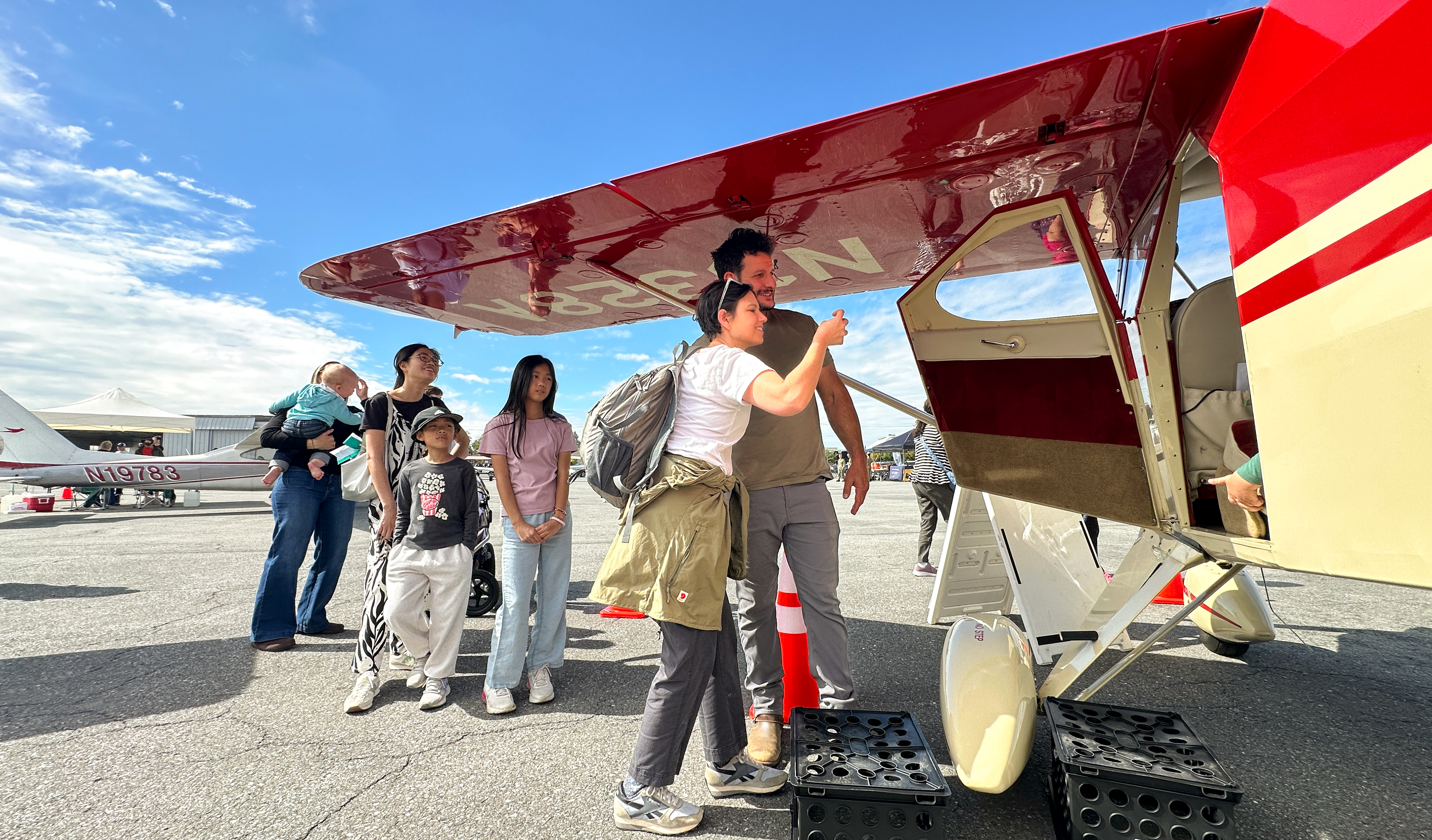 A vintage Piper Tri-Pacer draws a crowd. Photo by David Tulis.