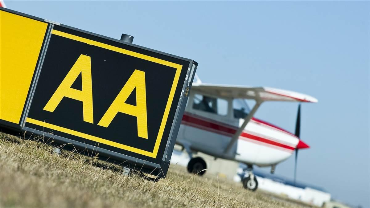 Photography of taxiway signs and ground navigation of a Cessna 172 Skyhawk at Mid-Continent Airport.
Wichita, KS   USA

