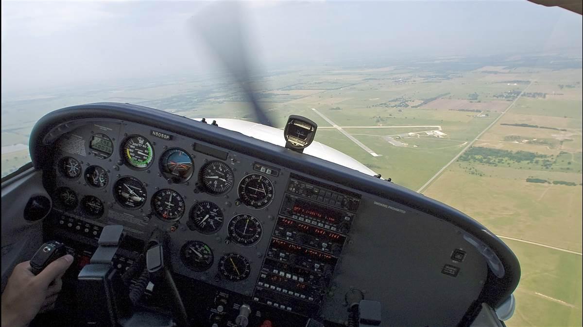 In flight panel of pattern work in a Cessna 172 Skyhawk.
Wichita, KS   USA

