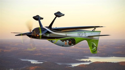 GameBird designer Philipp Steinbach shows off the unlimited aerobatic airplane’s ability to maintain inverted flight. A fuel-injected engine and a specialized oil system allow the Lycoming engine to keep producing power during sustained inverted flight.