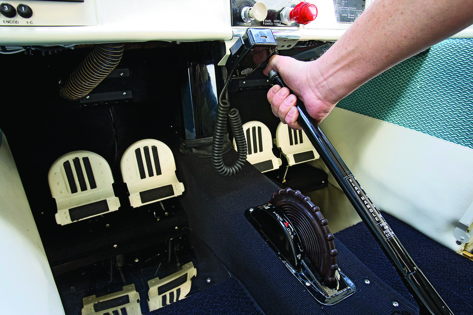 Raising the lengthy handle lowers the large and effective flaps in 10-degree increments to a maximum of 40 degrees.