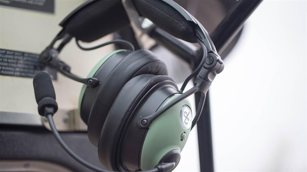 Headphones quiet hotsell in one ear