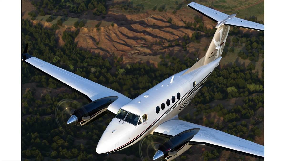 The King Air 250’s distinctive T-tail is also present on the King Air 350. Other than having fewer windows, the 250’s engine pylons stop mid-wing, while the 350’s continue just aft of the wing.