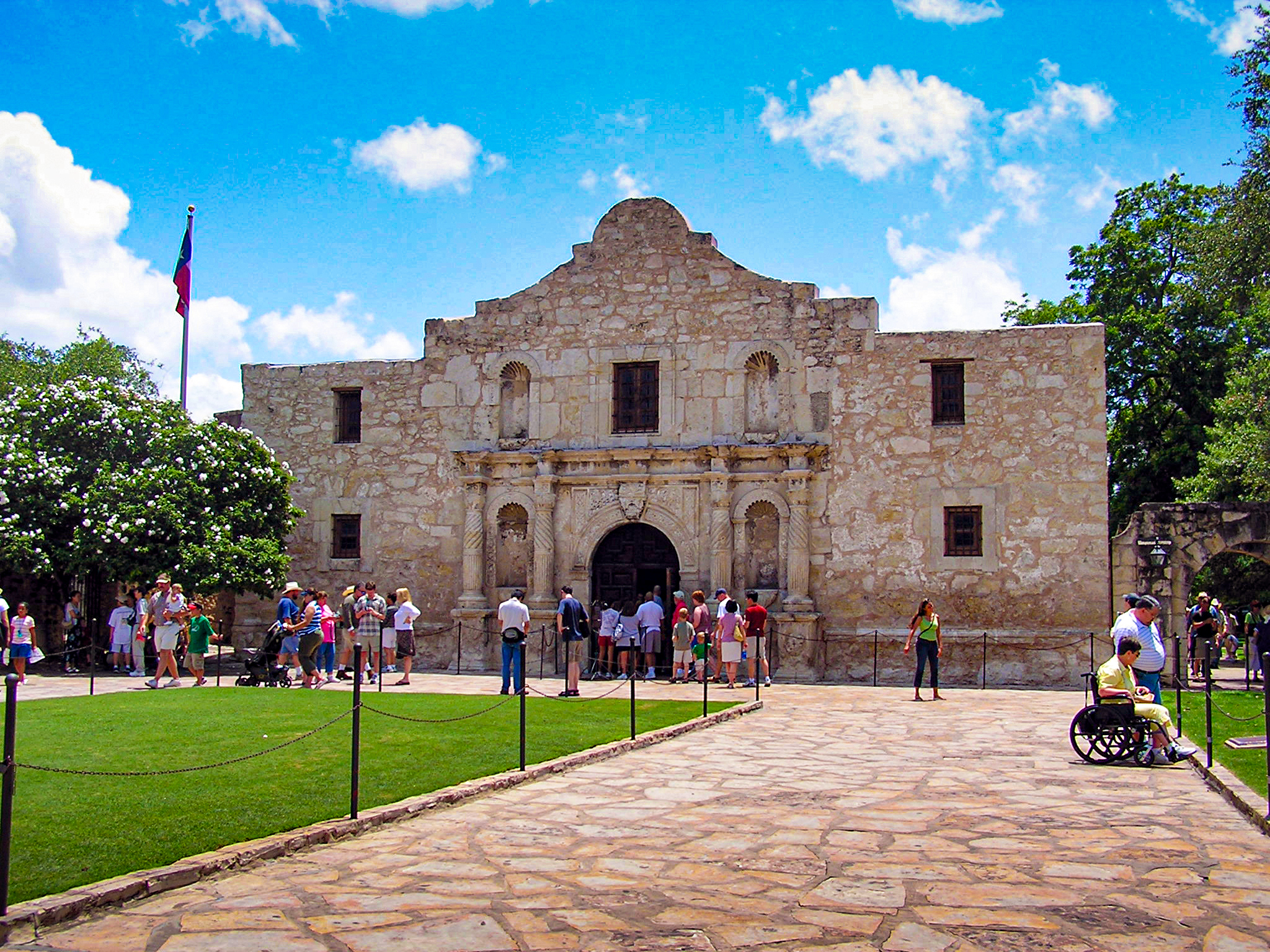 The Alamo: Originally the Mission San Antonio de Valero, the fort is best known as the site of the battle for Texas independence when legendary characters such as Davy Crockett and Jim Bowie fought to the death against Mexican forces led by Gen. Santa Anna. 