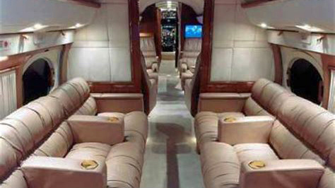 A Gulfstream III’s potentially knee-knocking facing divans.