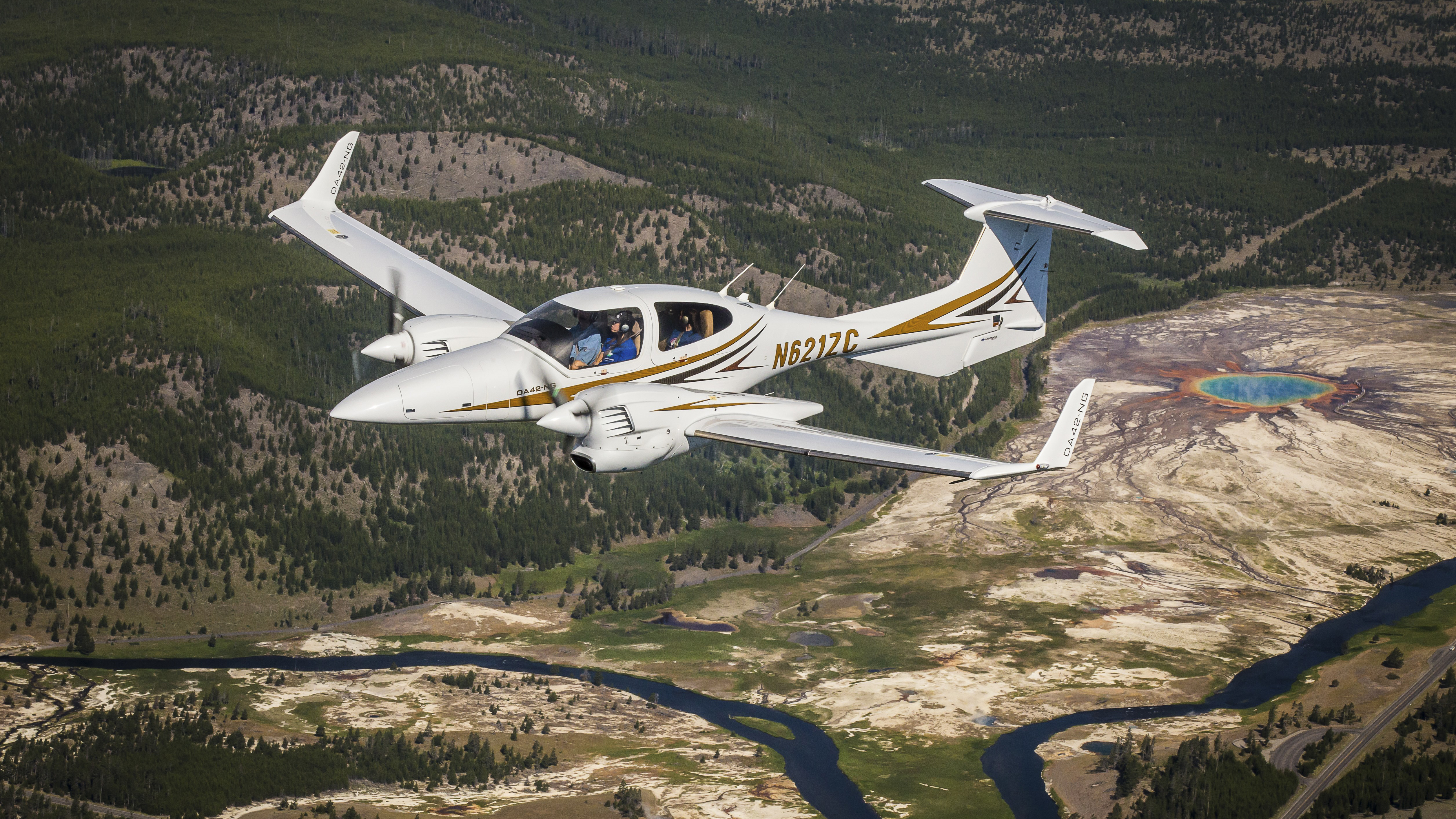 Howley earned his commercial certificate and multiengine rating in one of Summit Aviation’s
Diamond DA42s.