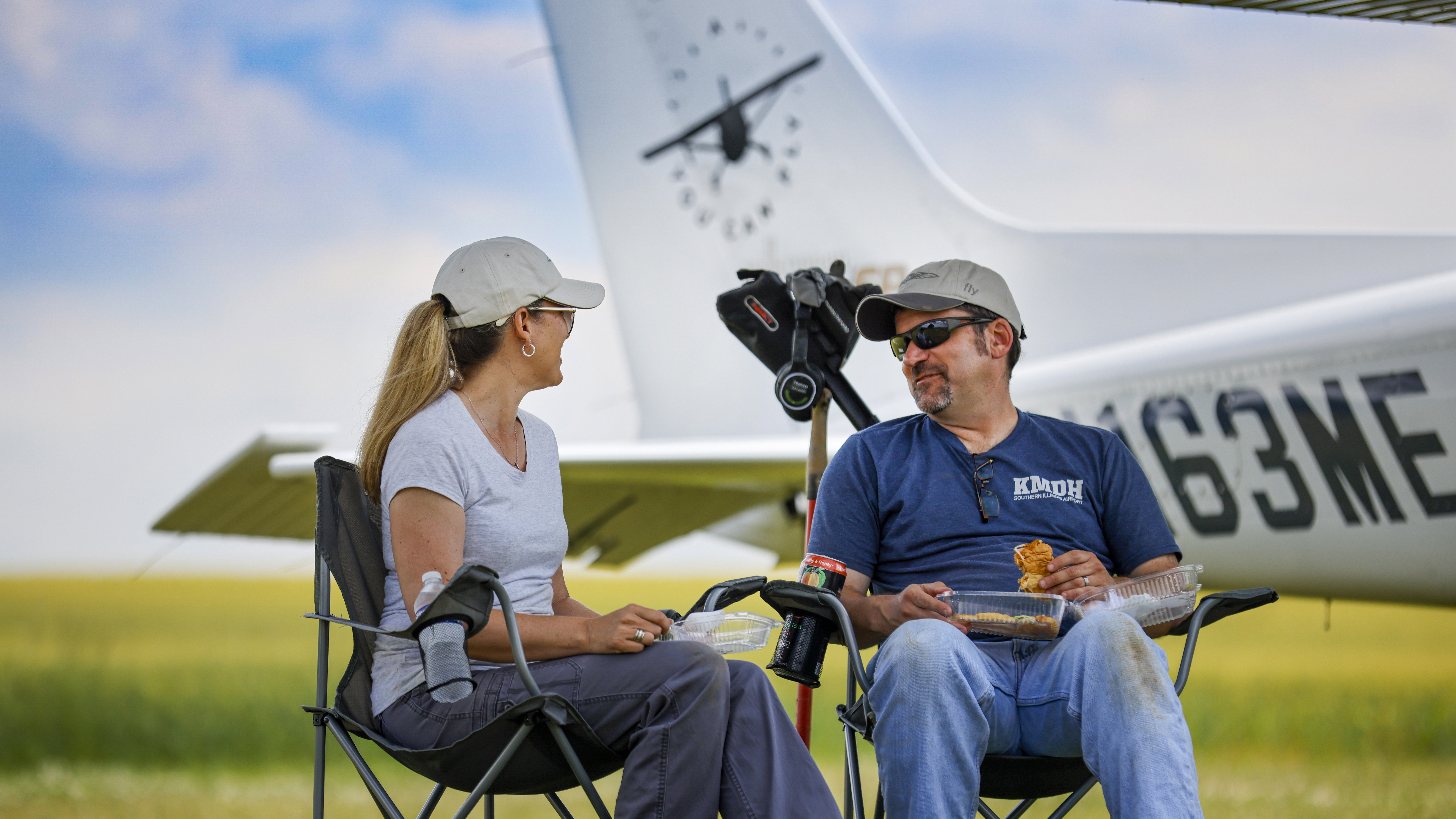 Sherri and Chris Eads take a break from the hunt to share lunch.
