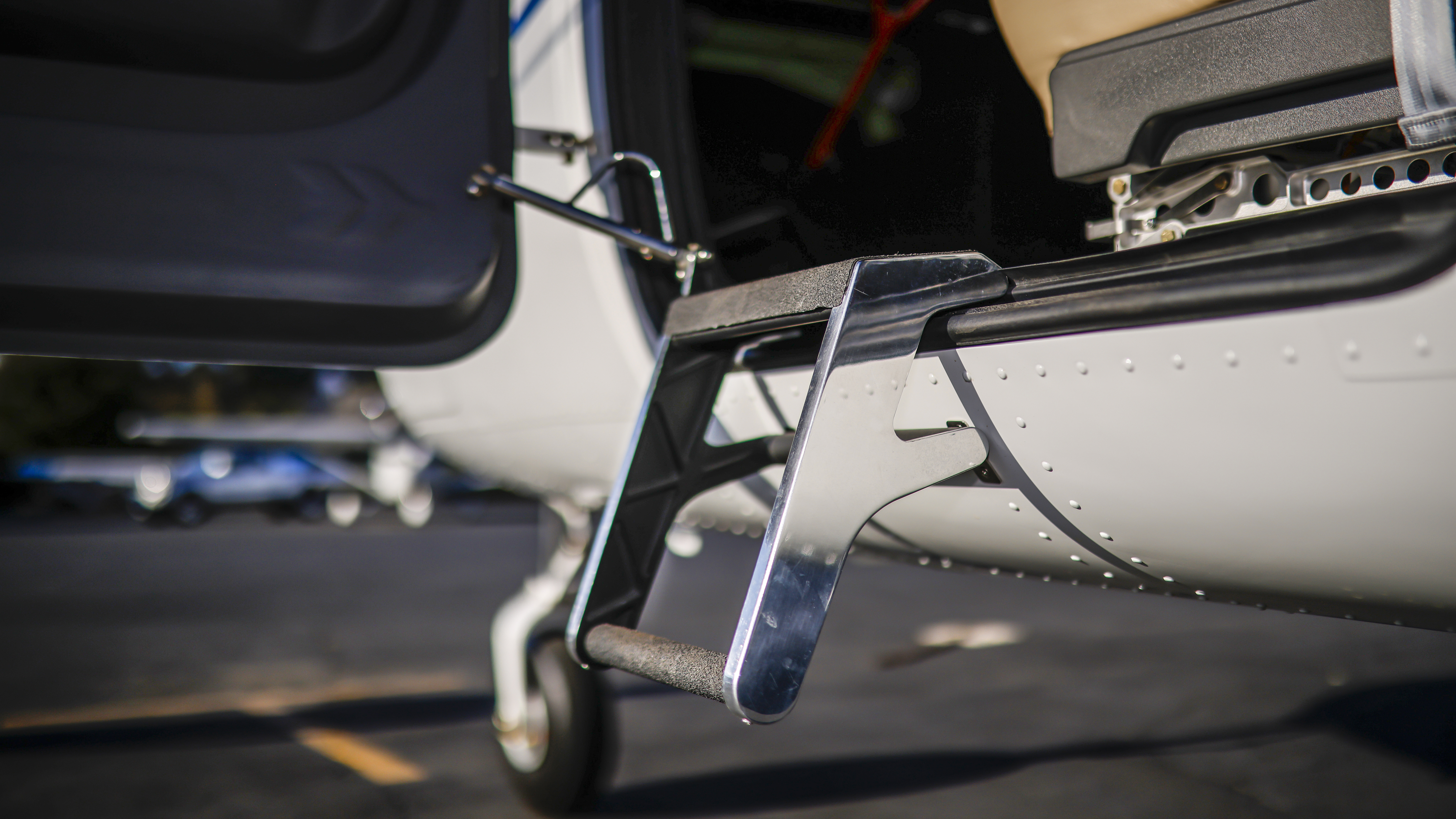 Closing the pilot doors automatically retracts the entry steps.