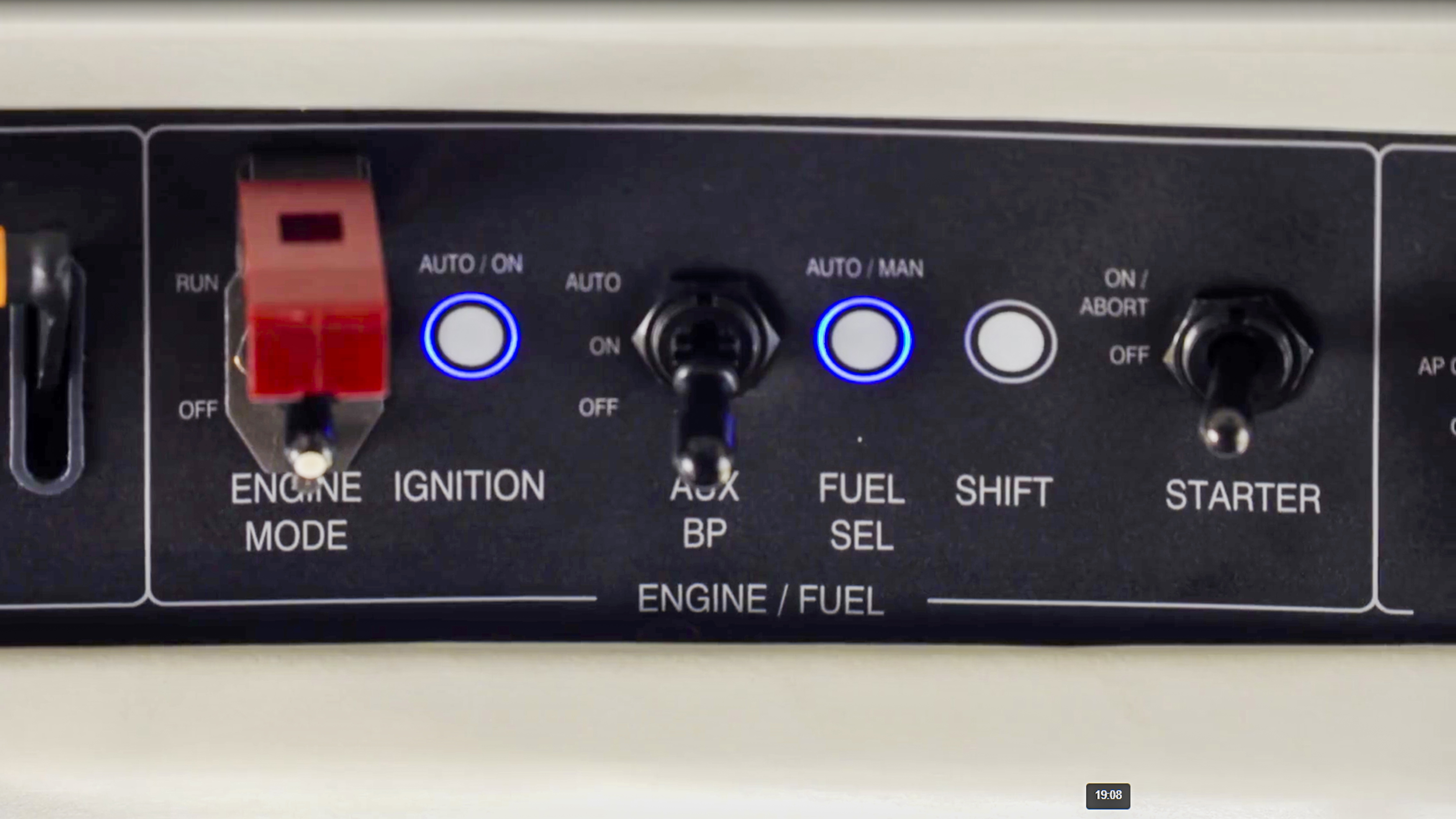 The 960’s new, dual-channel, digital engine controls provide automatic start procedures. Turn the guarded Engine Mode switch to Run, move the Aux BP (boost pump) switch to Auto, hold the Starter toggle switch to On for three seconds, then release. The engine will begin turning, fuel will be metered to the combustion chamber, and the engine will light off—automatically. If a hot start threatens, the fuel control unit will automatically stop the fuel flow.