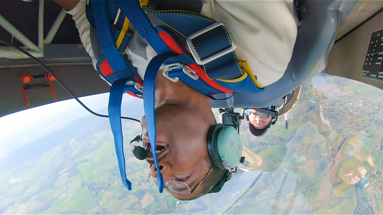 AOPA Aviation Technical Specialist Jon Gandy couldn’t help smiling and laughing during aerobatic flights with AOPA Air Safety Institute Senior Vice President Richard McSpadden.