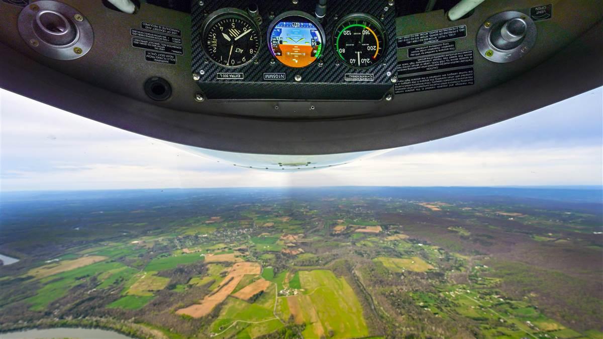 Garmin GI 275s, like the one in the center of the panel in the AOPA Extra 300L, remain oriented during aerobatic maneuvers, and they aren’t harmed by extreme pitch and roll attitudes or abrupt maneuvering. (Photography by David Tulis)
