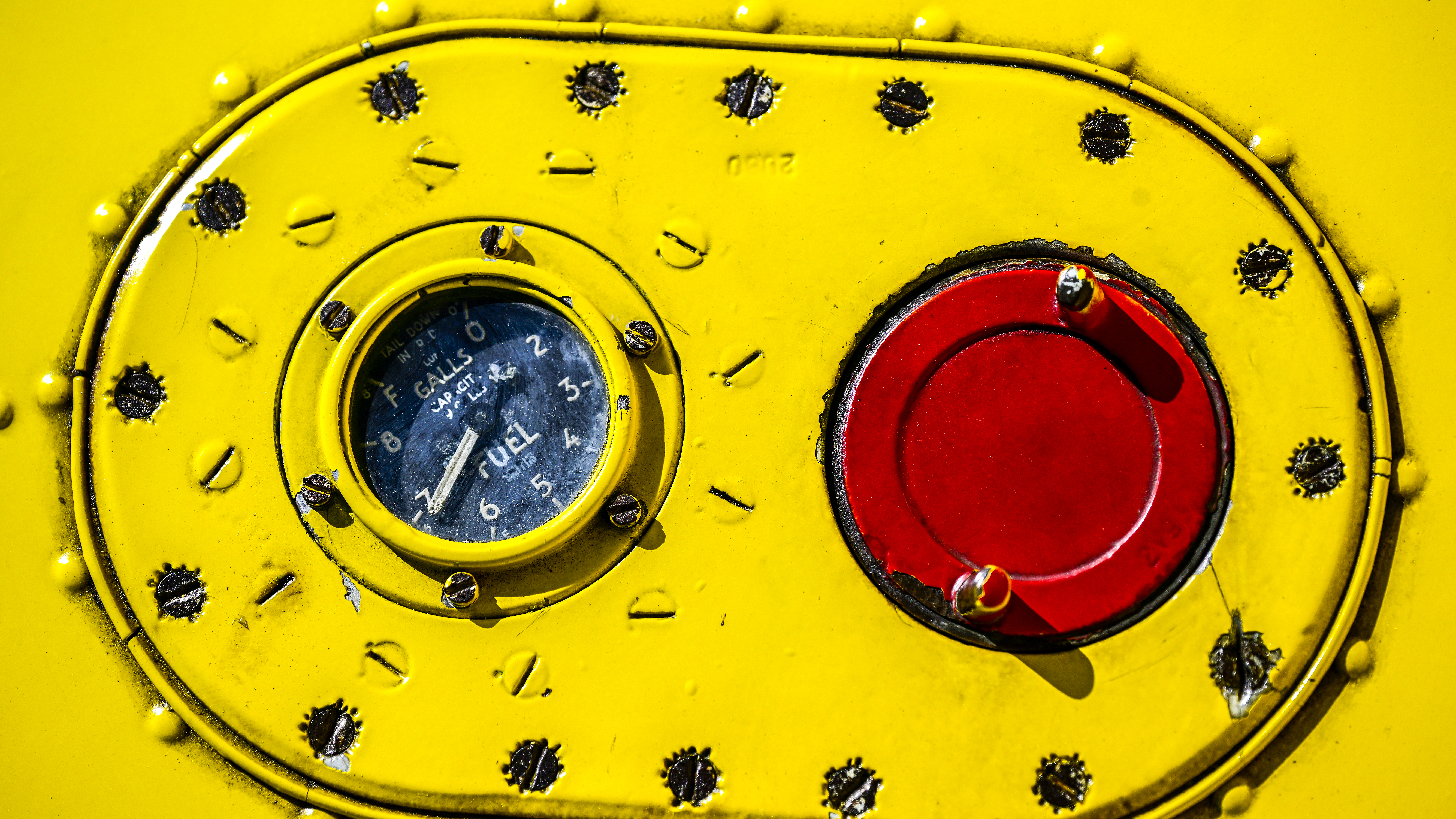 If your eyesight is sharp, you can read the wing-mounted fuel gauge from the pilot’s seat.