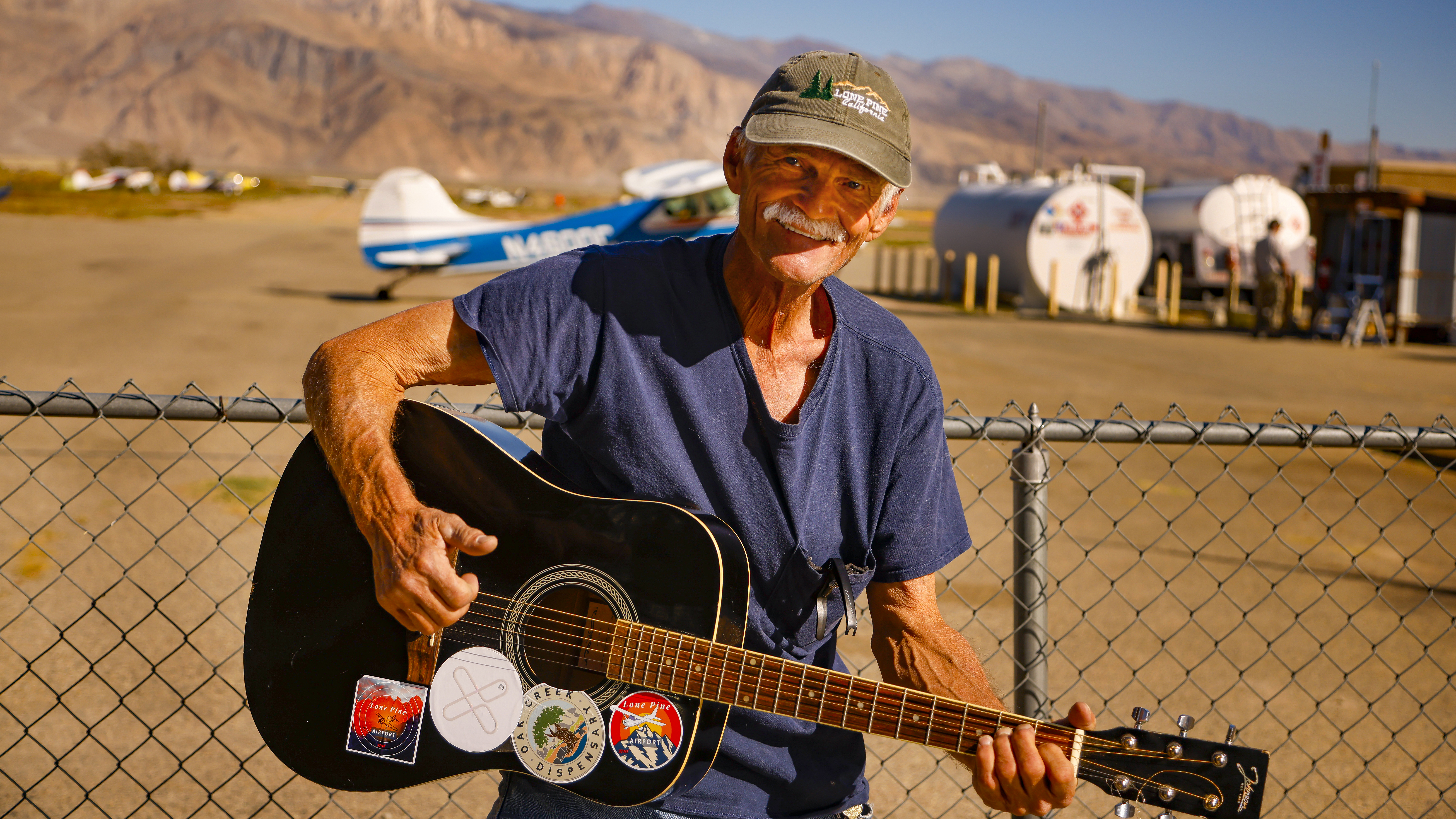 A Lone Pine local serenades the ramp.
